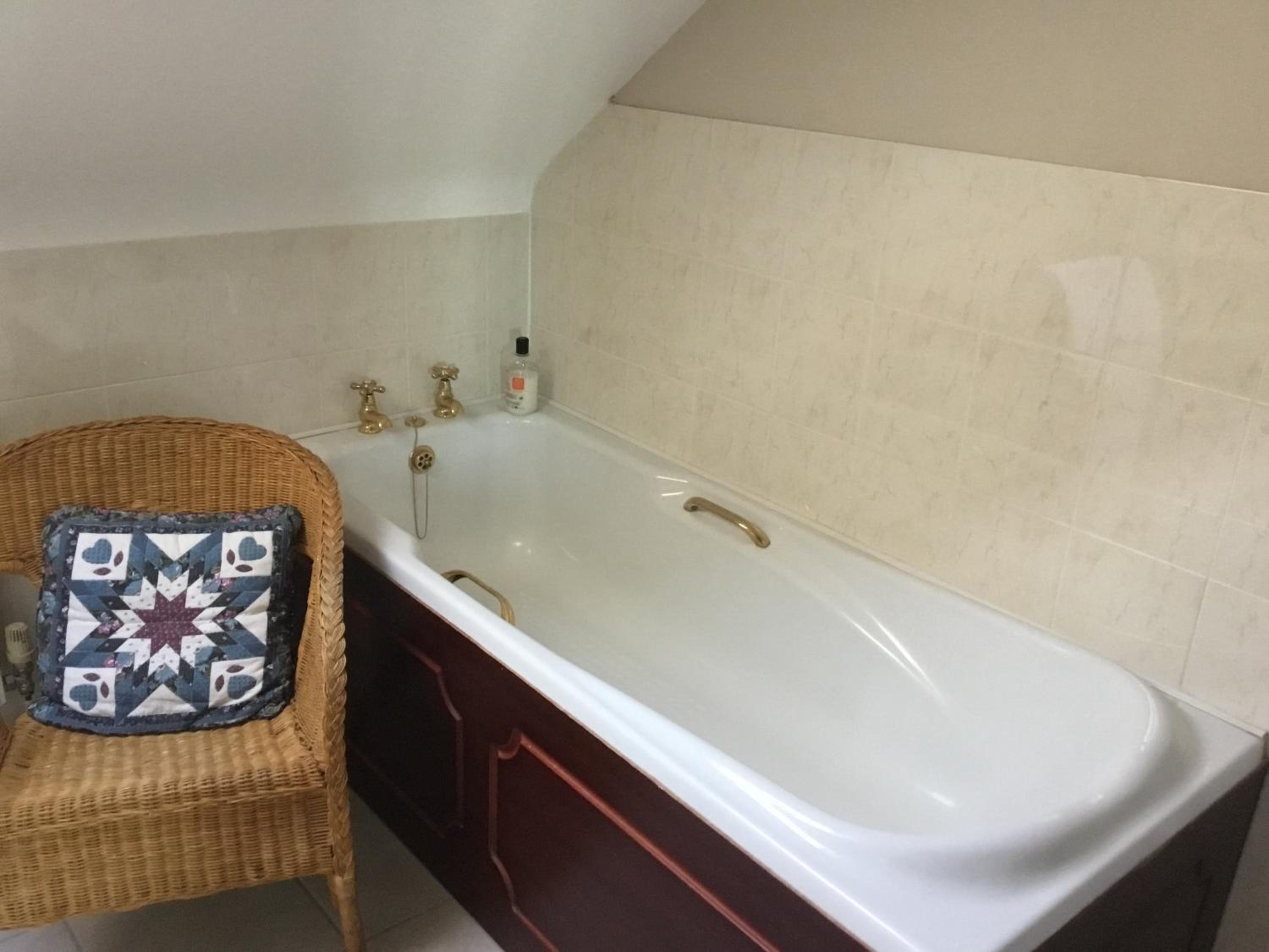 Deluxe Double Room with Bath - Photo 4