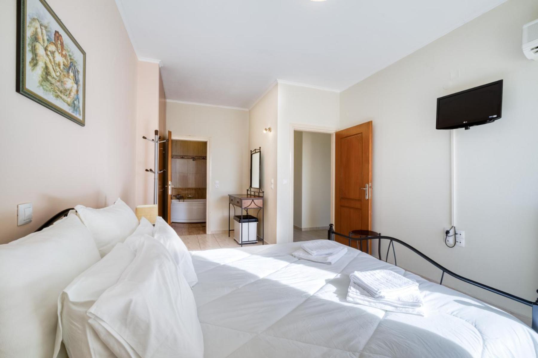 Three-Bedroom Villa with Private Pool - Photo 4