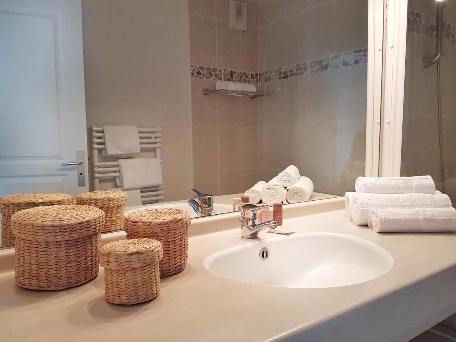 One-Bedroom Apartment (4-6 Adults) with swimming-pool view photo 2