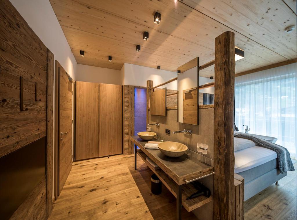Deluxe Double Room with Bath photo 3