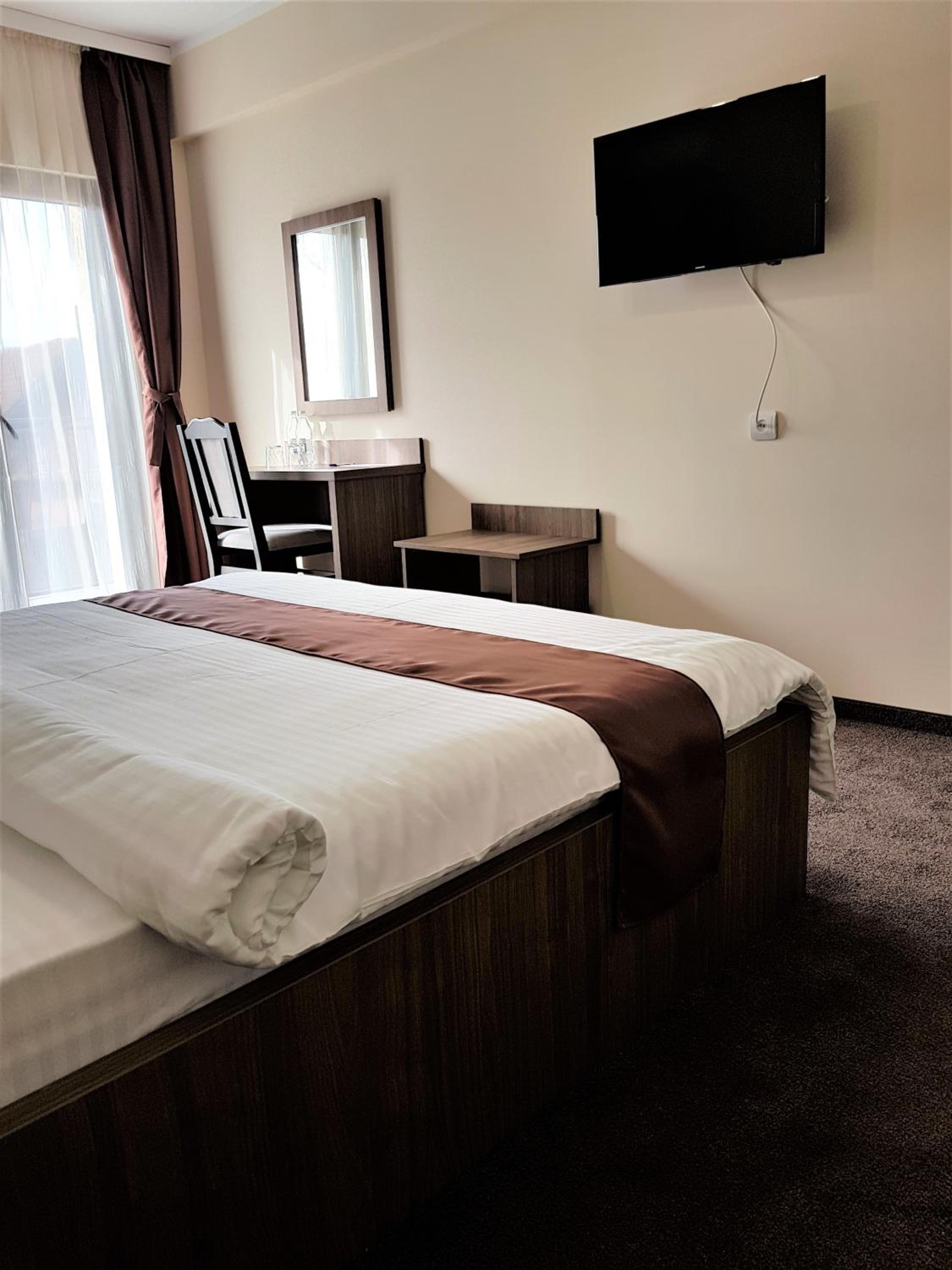 King Room with Balcony - Photo 3