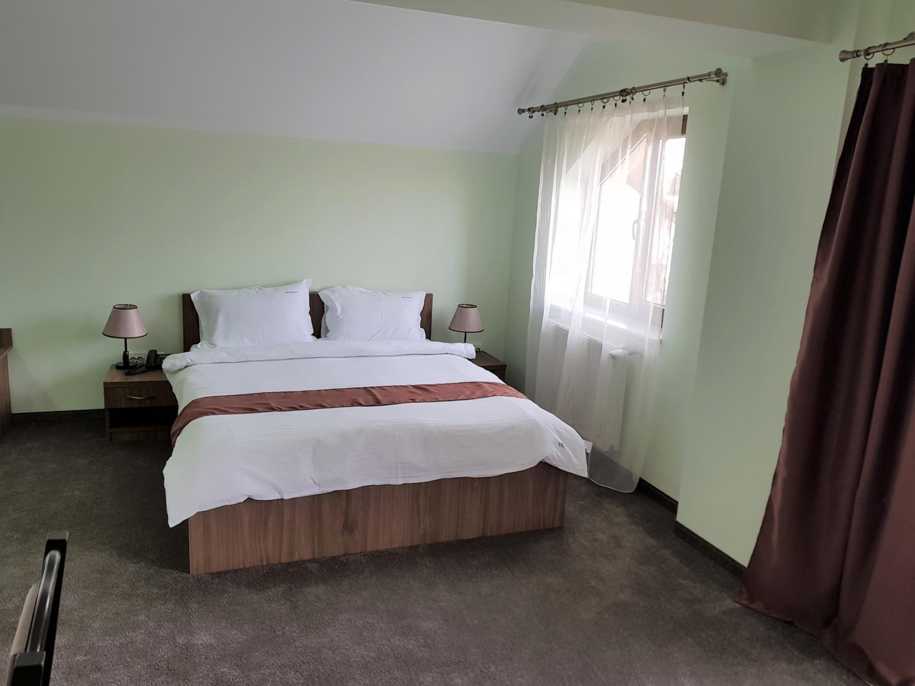 Deluxe Double Room with Balcony - Photo 11