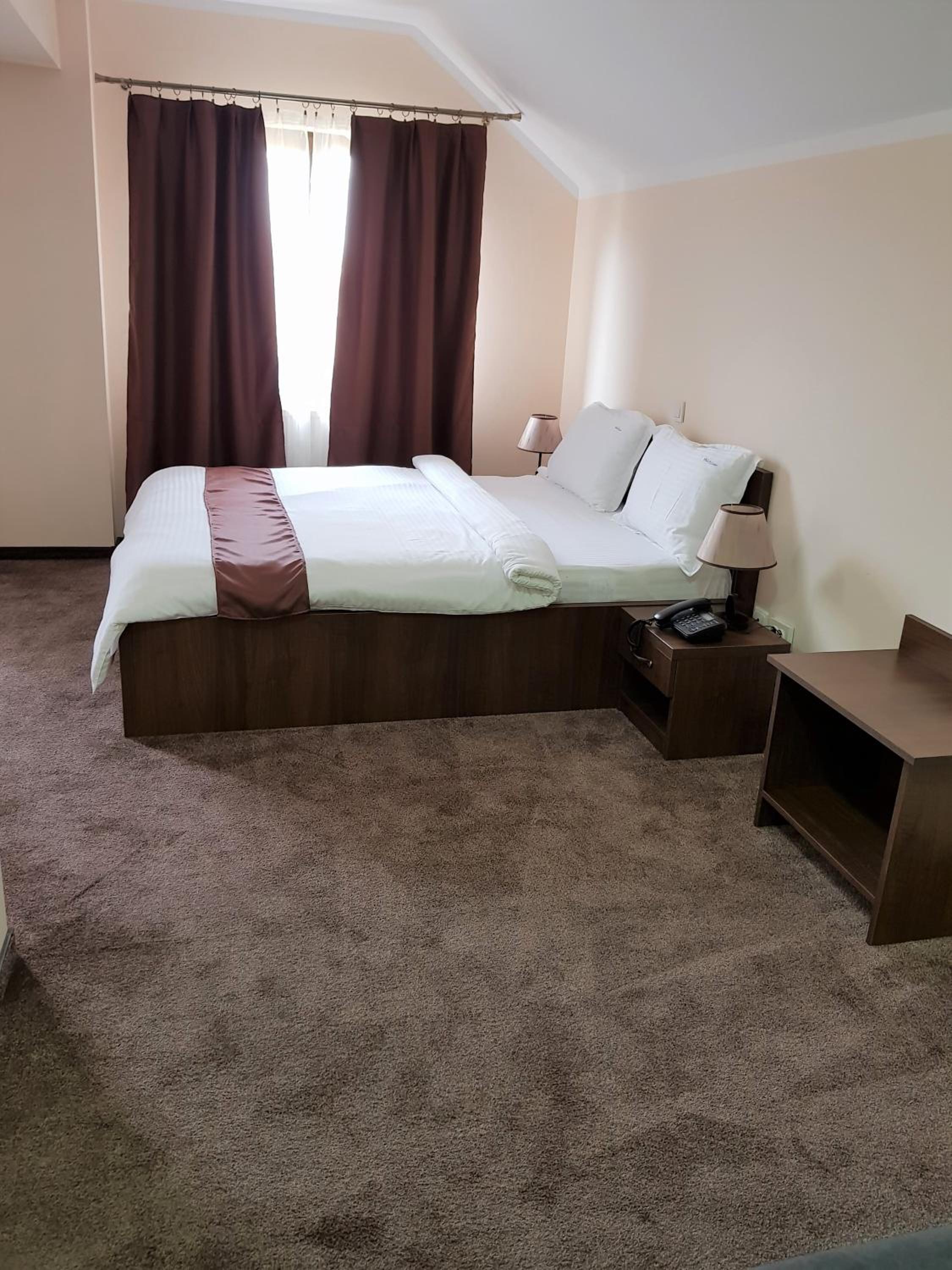 Deluxe Double Room with Balcony - Photo 6