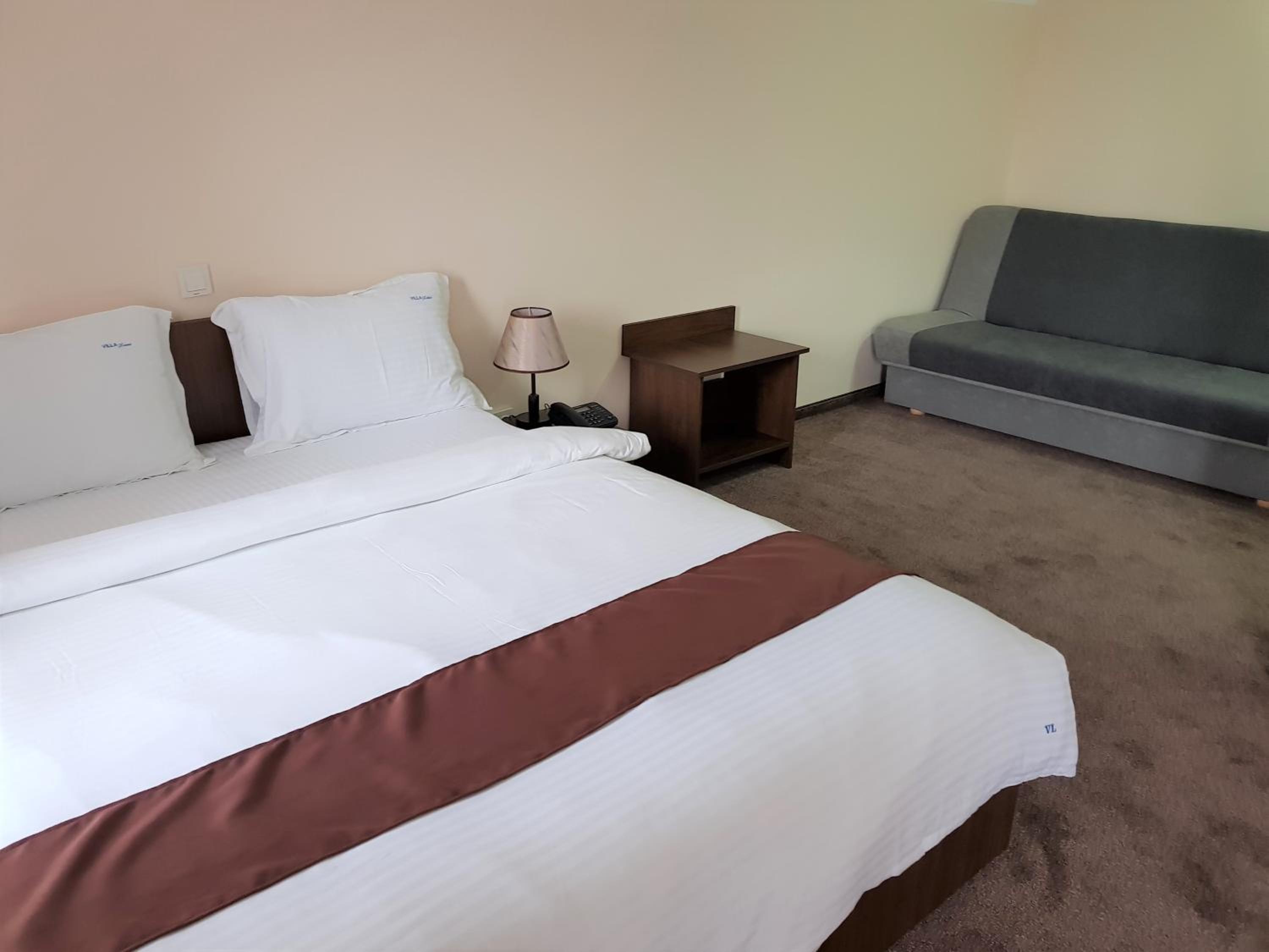 Deluxe Double Room with Balcony - Photo 8