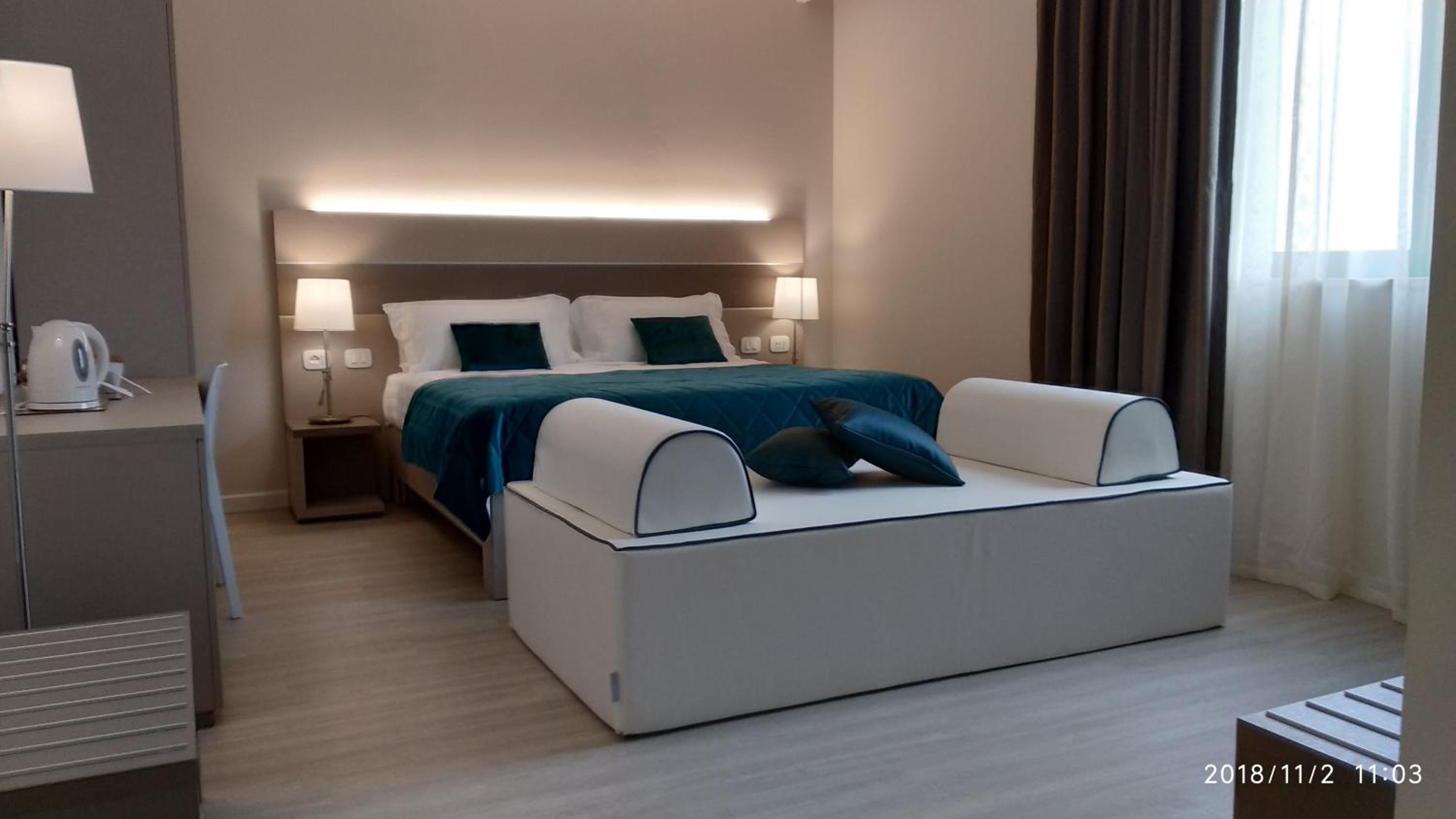 Deluxe Suite with Spa Bath - Photo 21