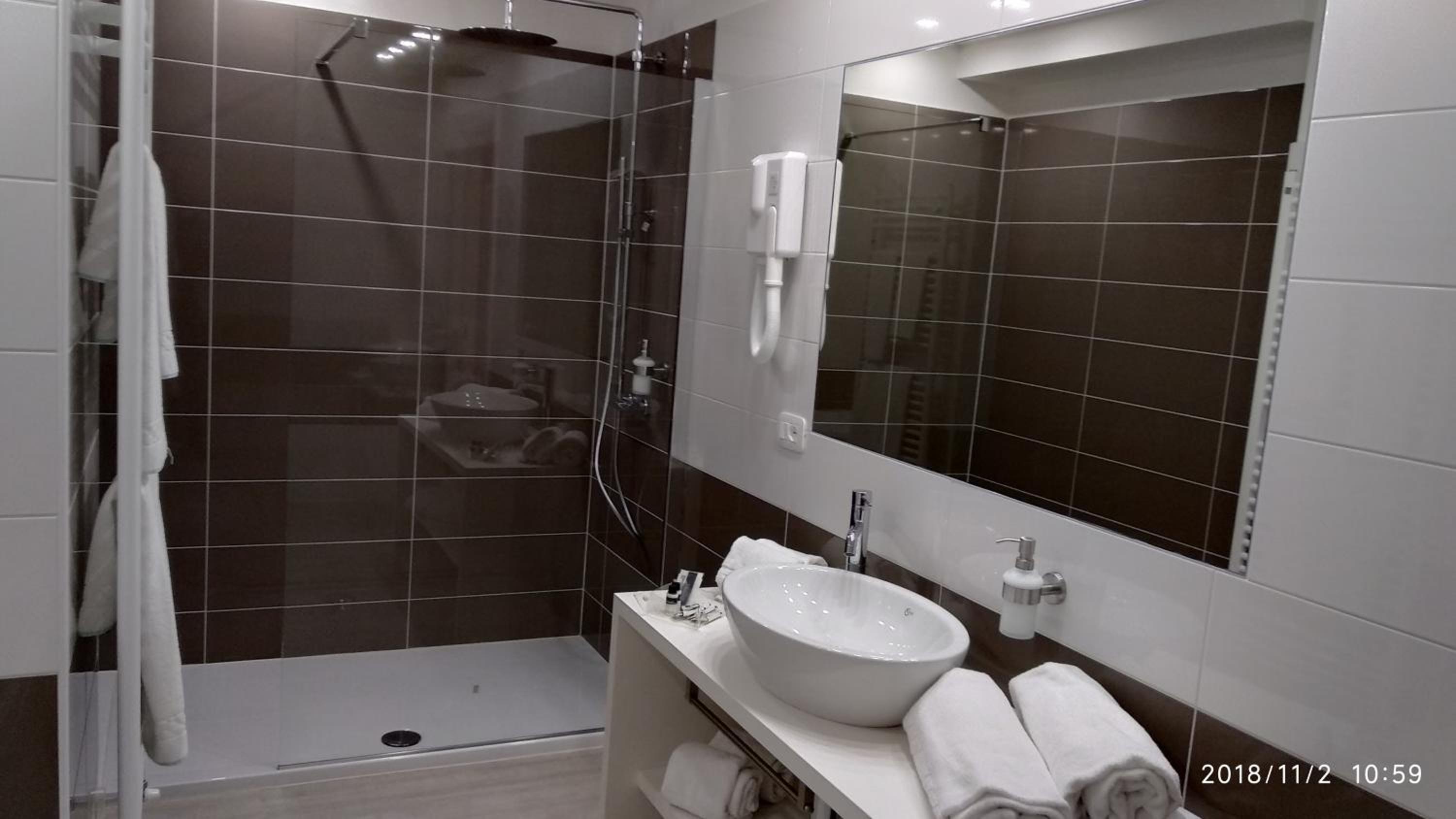 Deluxe Suite with Spa Bath - Photo 22