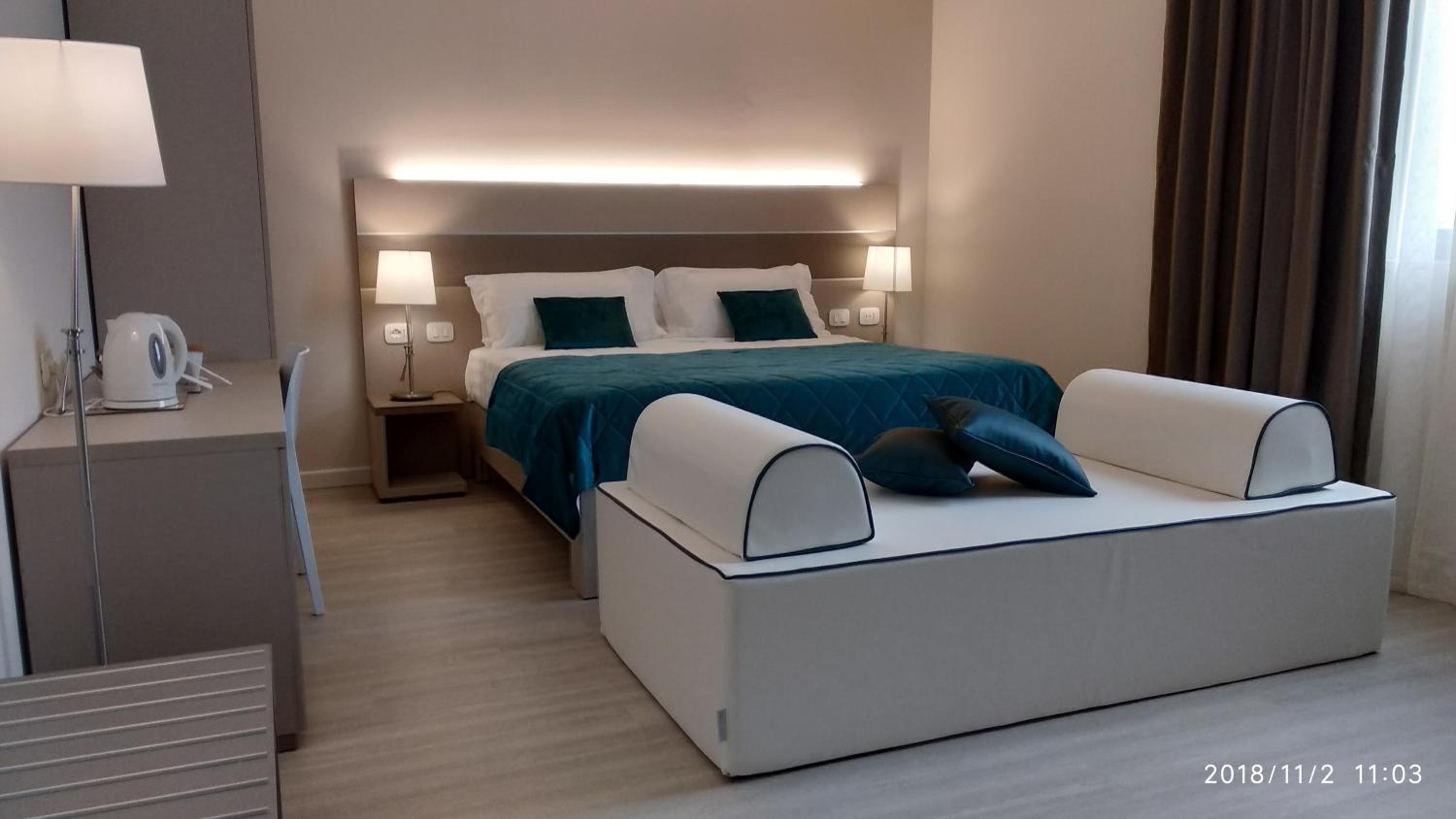 Deluxe Suite with Spa Bath - Photo 17