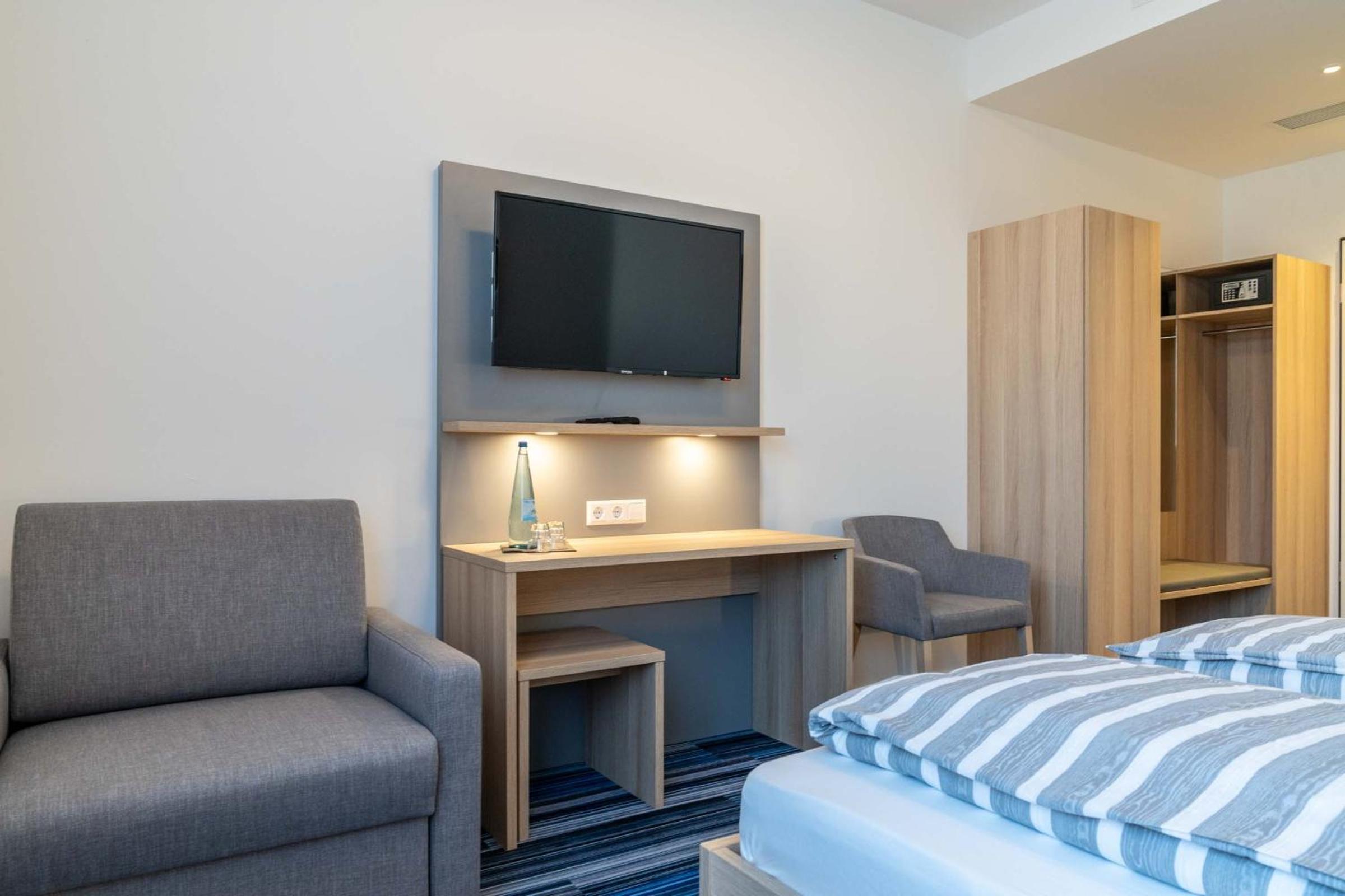 Large Double Room - Photo 3