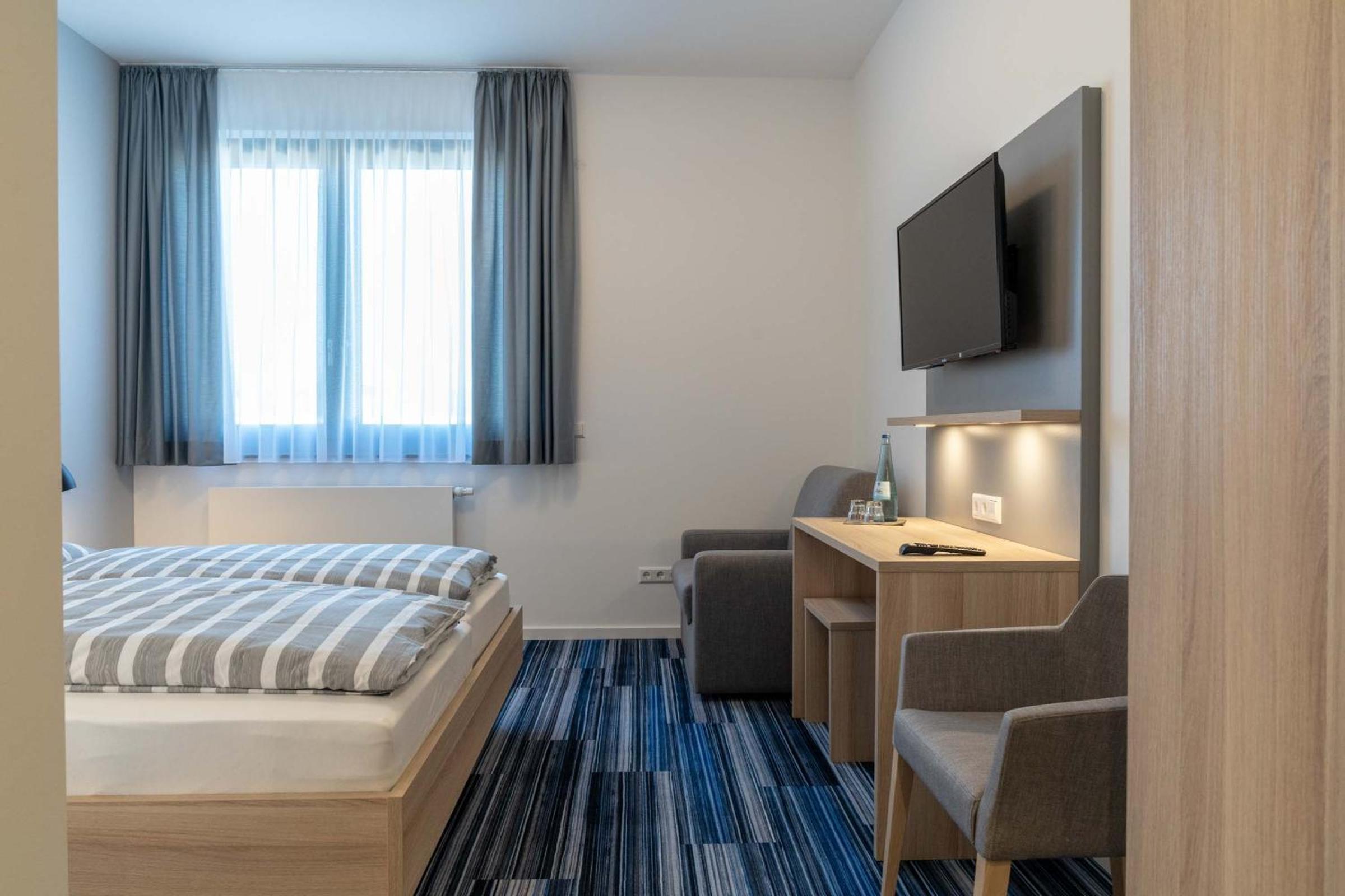 Large Double Room - Photo 4