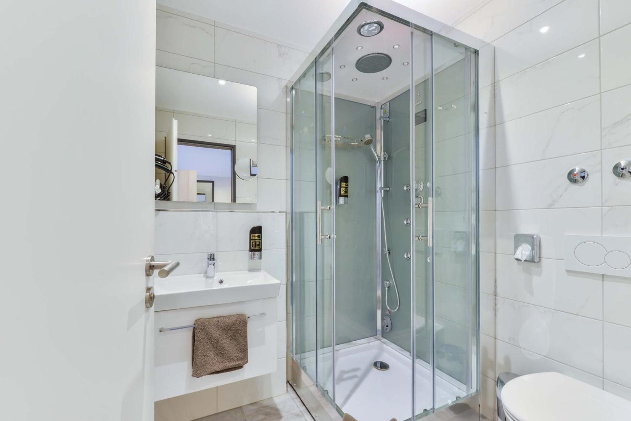 Large Double Room - Photo 8