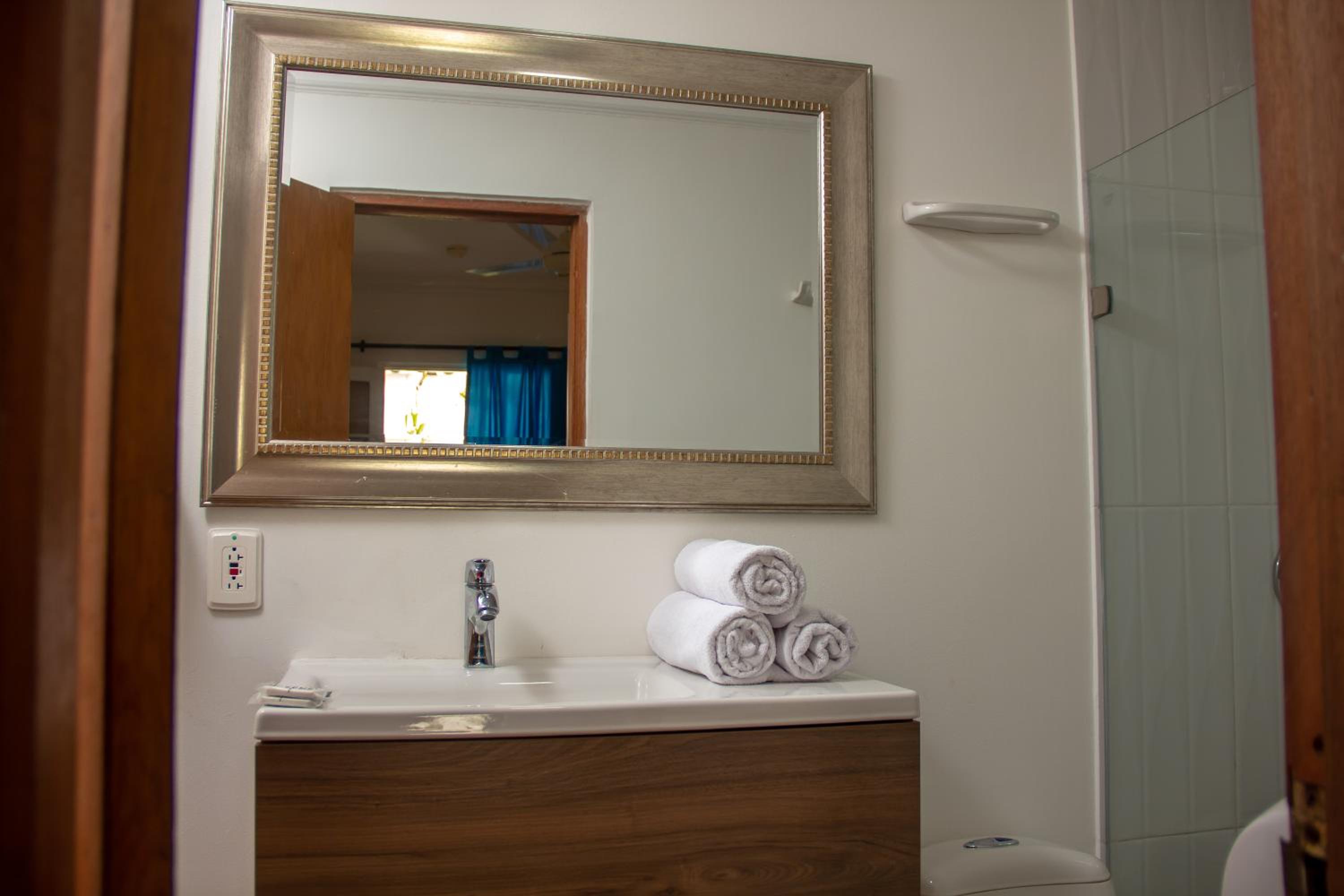 Standard Double Room - Photo 9