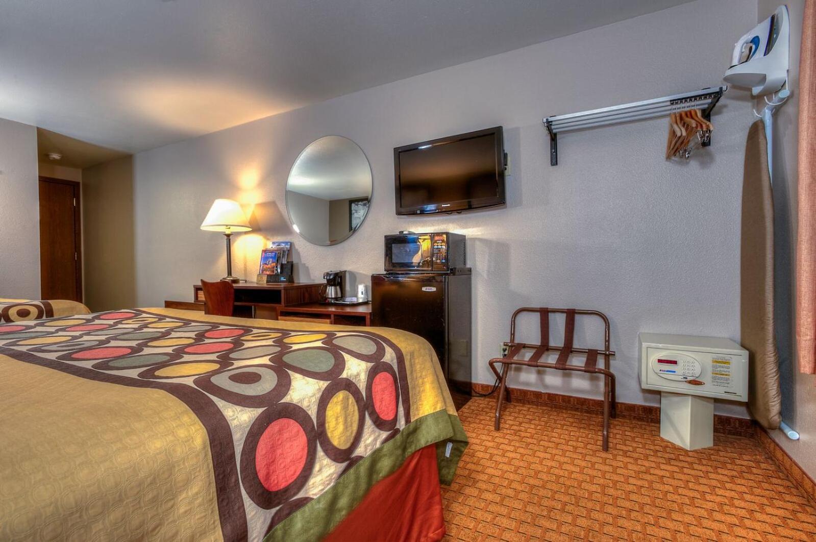 Deluxe Queen Room - Disability Access/Non-Smoking - Photo 4