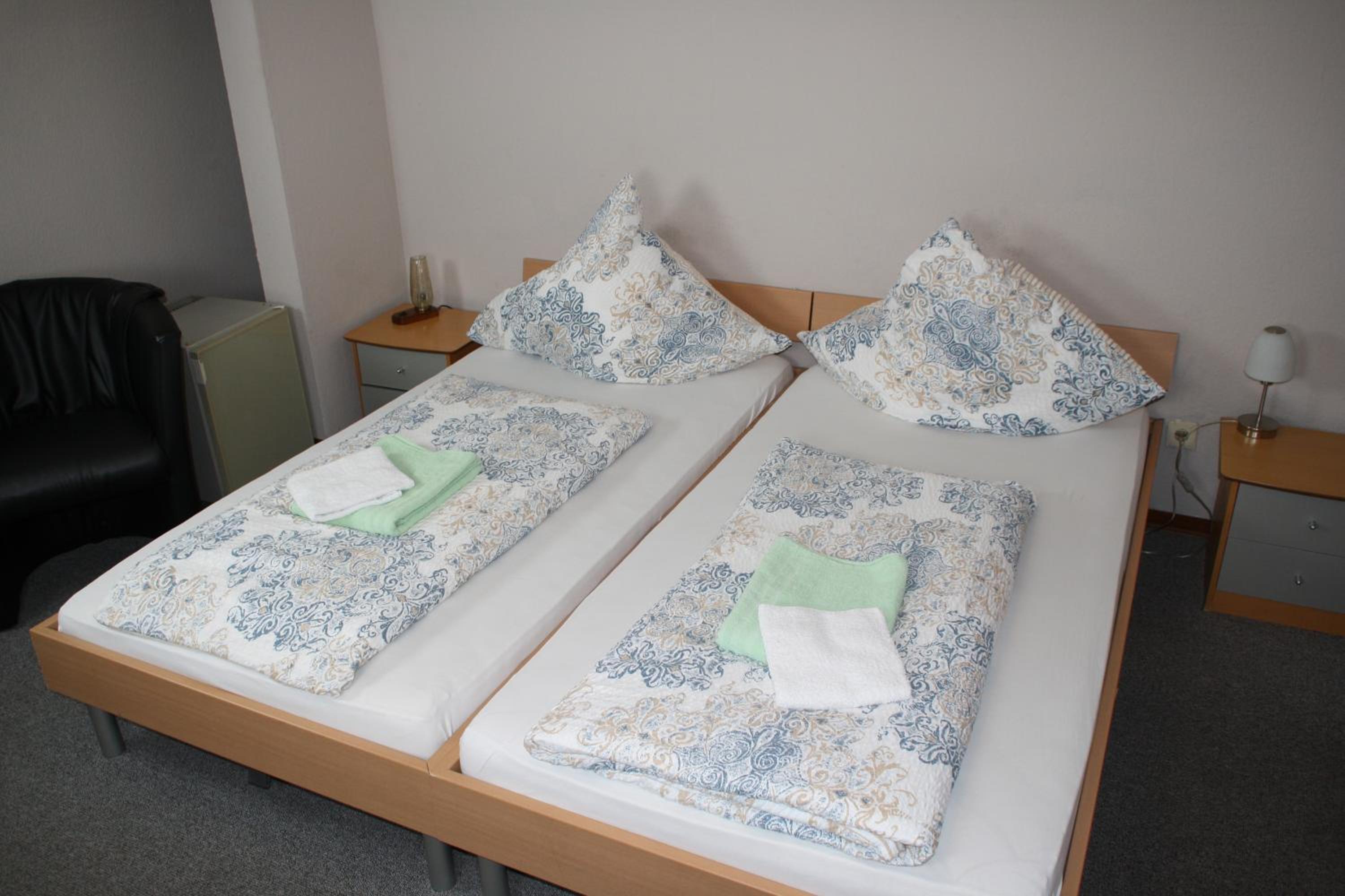 Twin Room with Bathroom - Photo 2