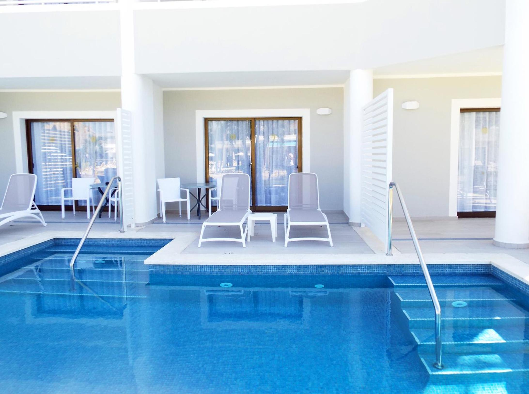 Junior Suite Deluxe Swim Up (1 Adult)