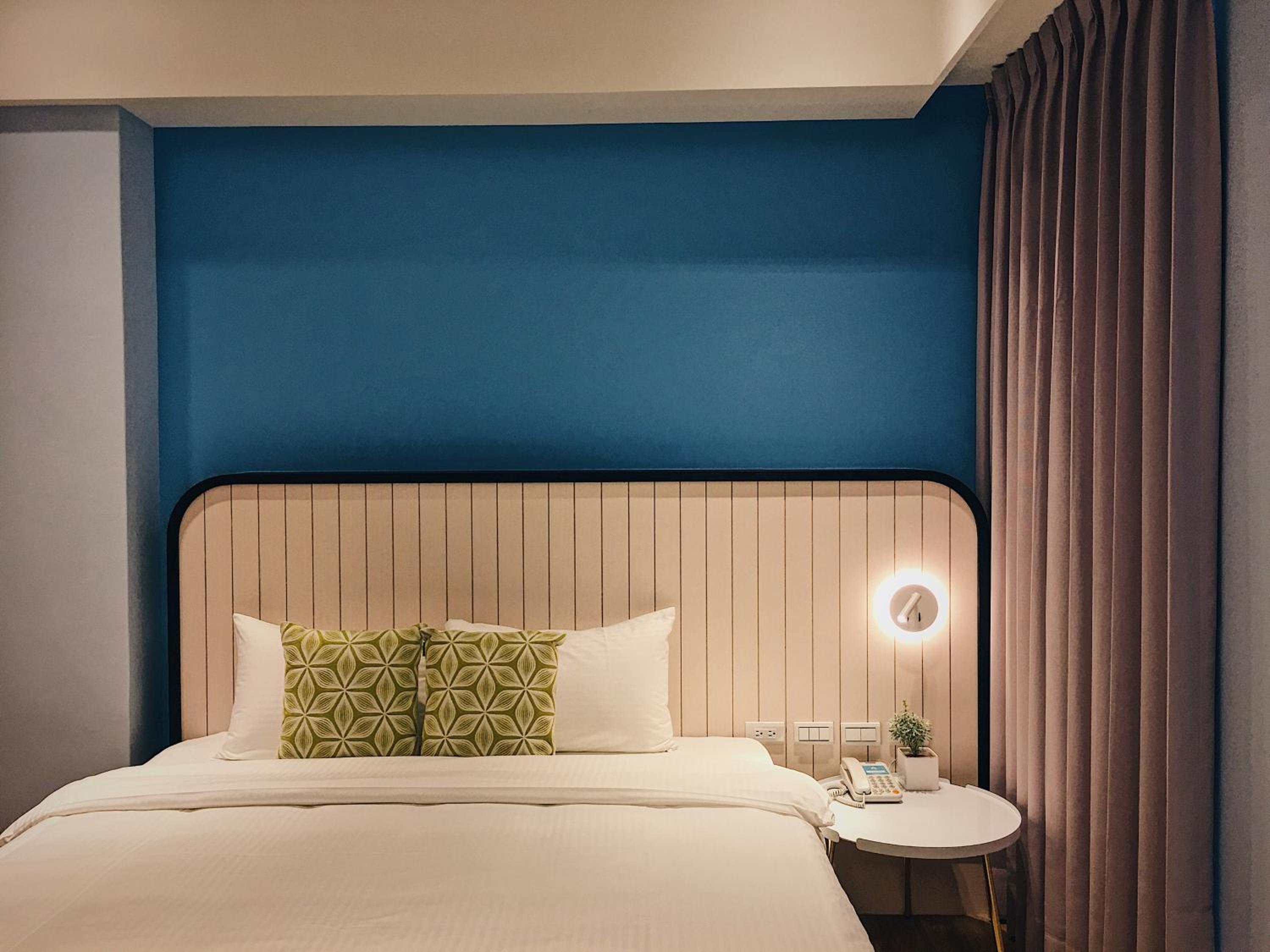 Deluxe Double Room with Side Sea View photo 2