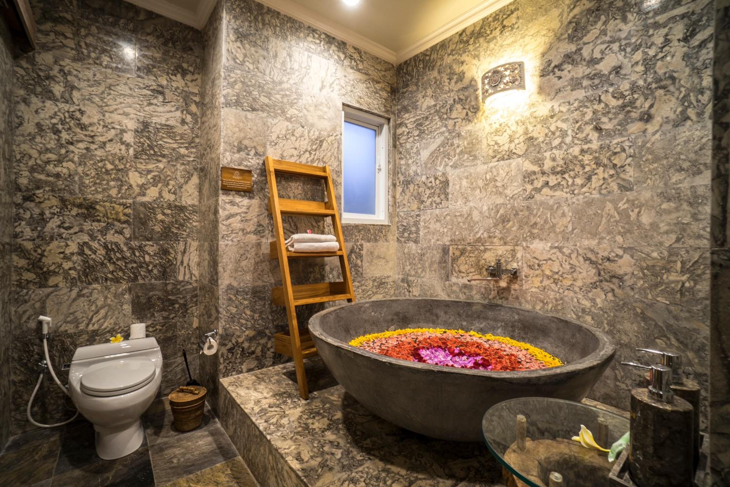 Deluxe King Suite - Photo 9