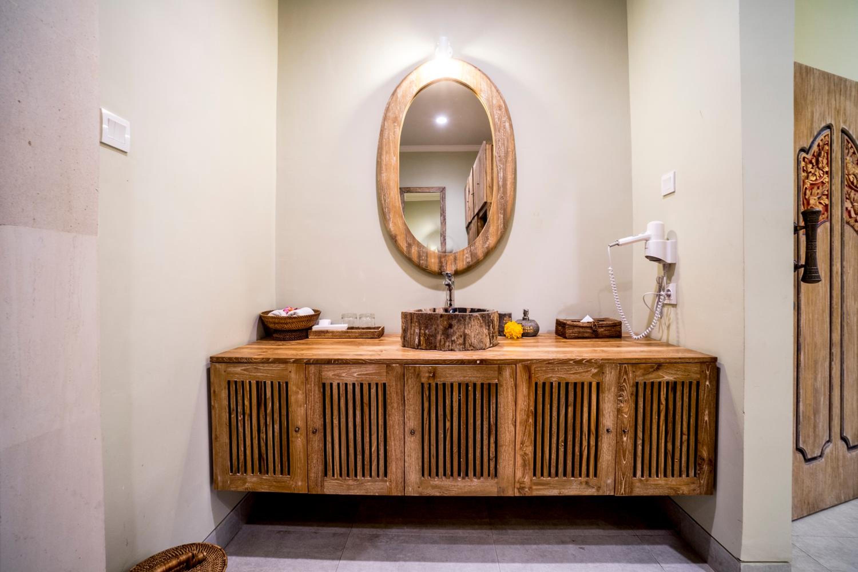 Deluxe King Suite - Photo 8