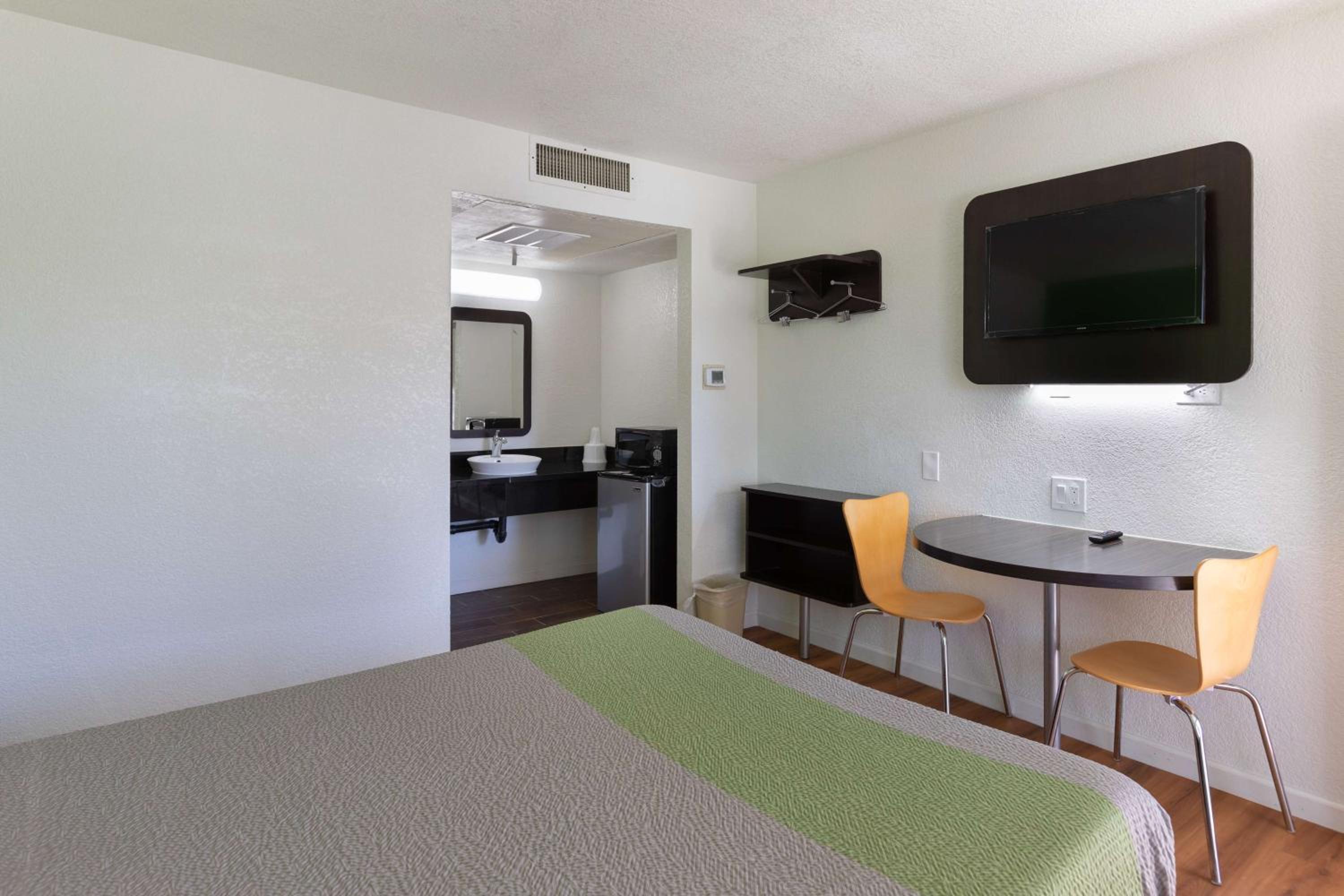 Queen Room - Disability Access photo 3