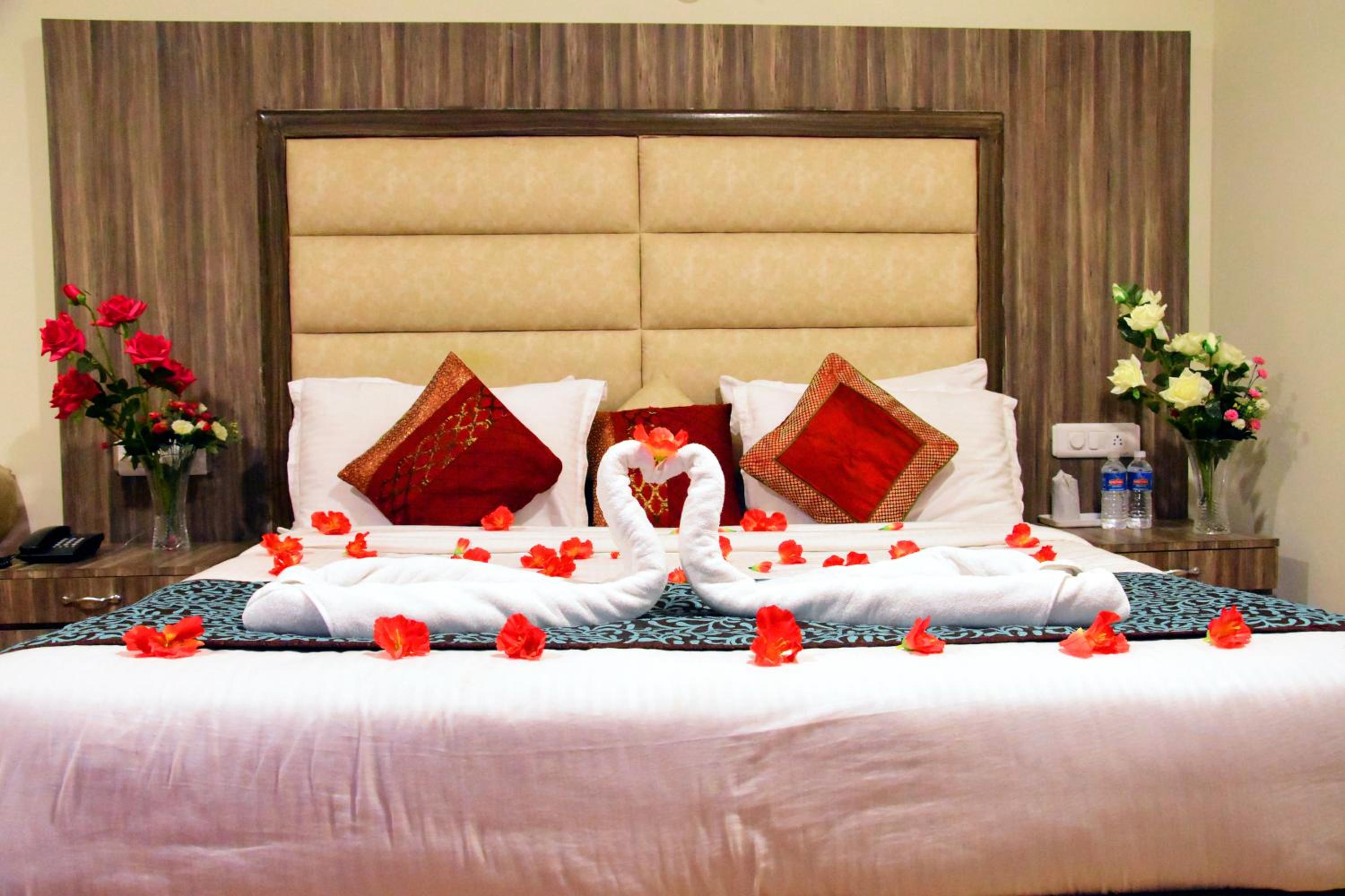 Honeymoon Suite with Banganga / Helipad. Drop (Complimentary One-way Local Transfers ,Guaranteed Early check-in & Late check-out,15% Off on Laundry service and 15% off on Breakfast with a-la-carte) photo 1