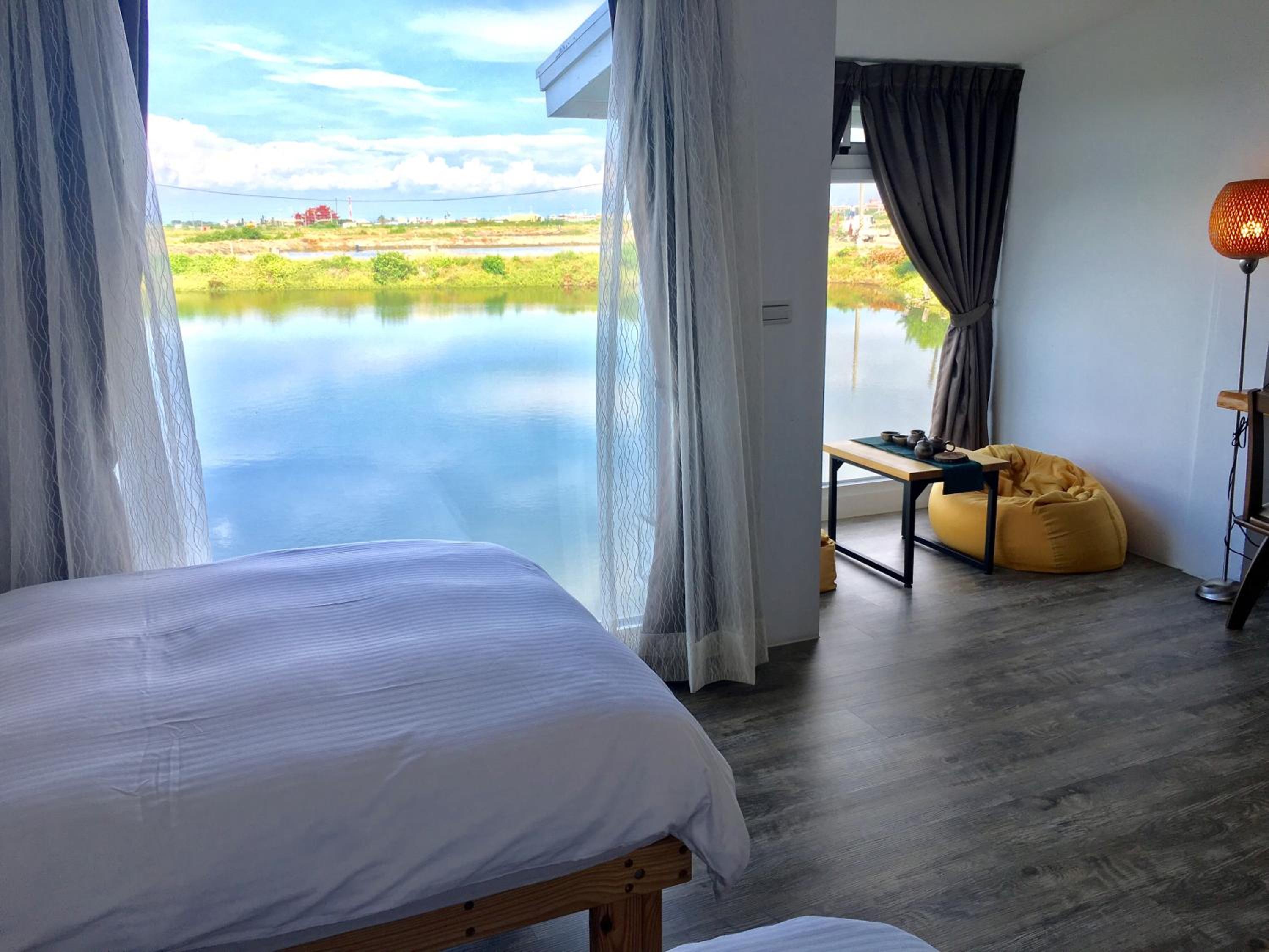 Superior Double or Twin Room with Lake View photo 2
