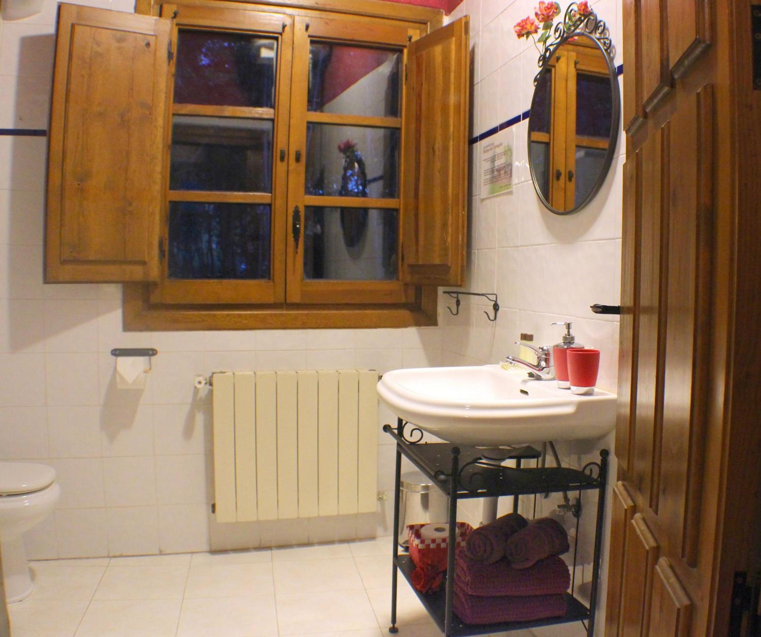 Six-Bedroom House photo 3
