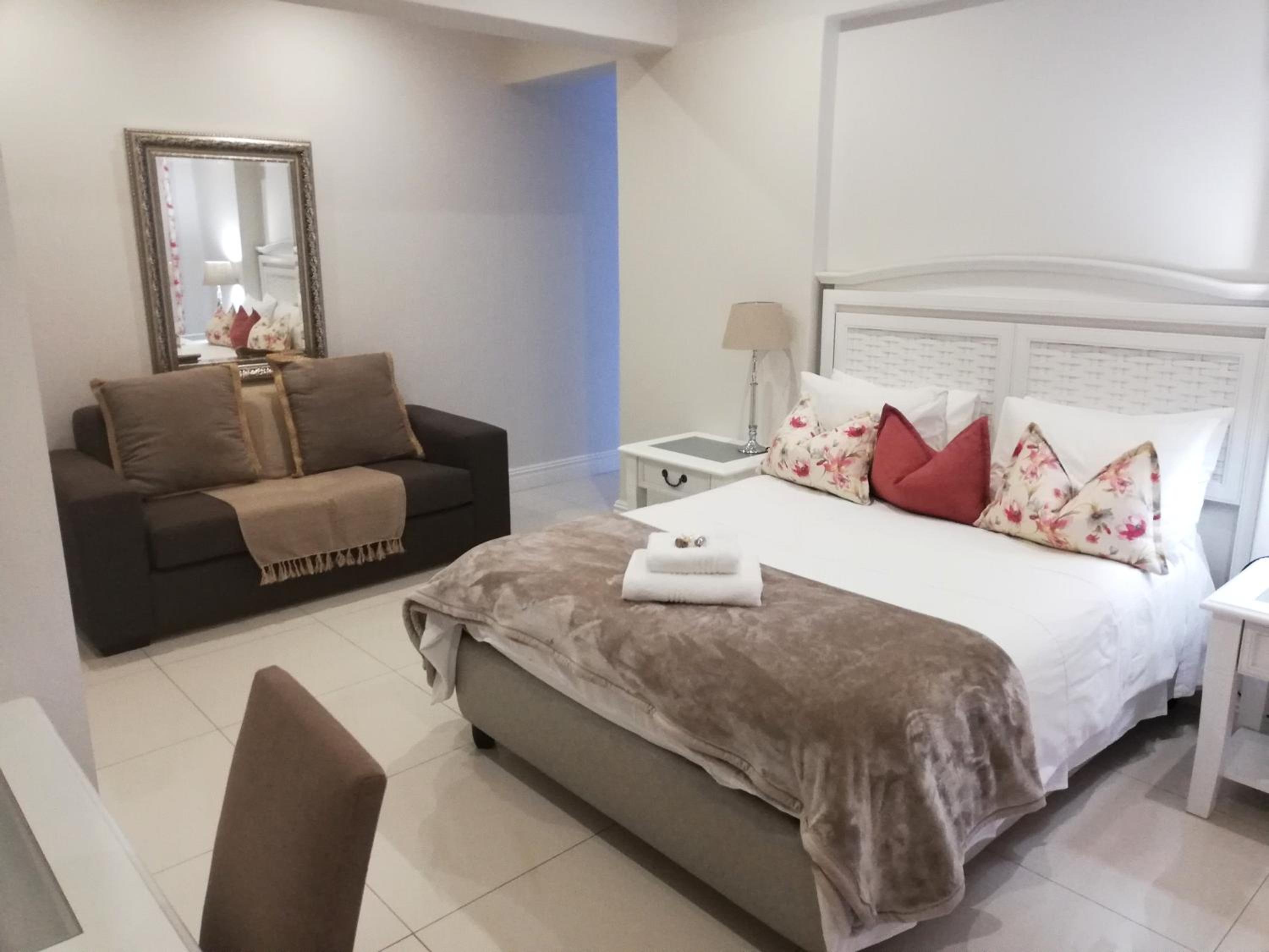Double Room with Patio - Photo 10