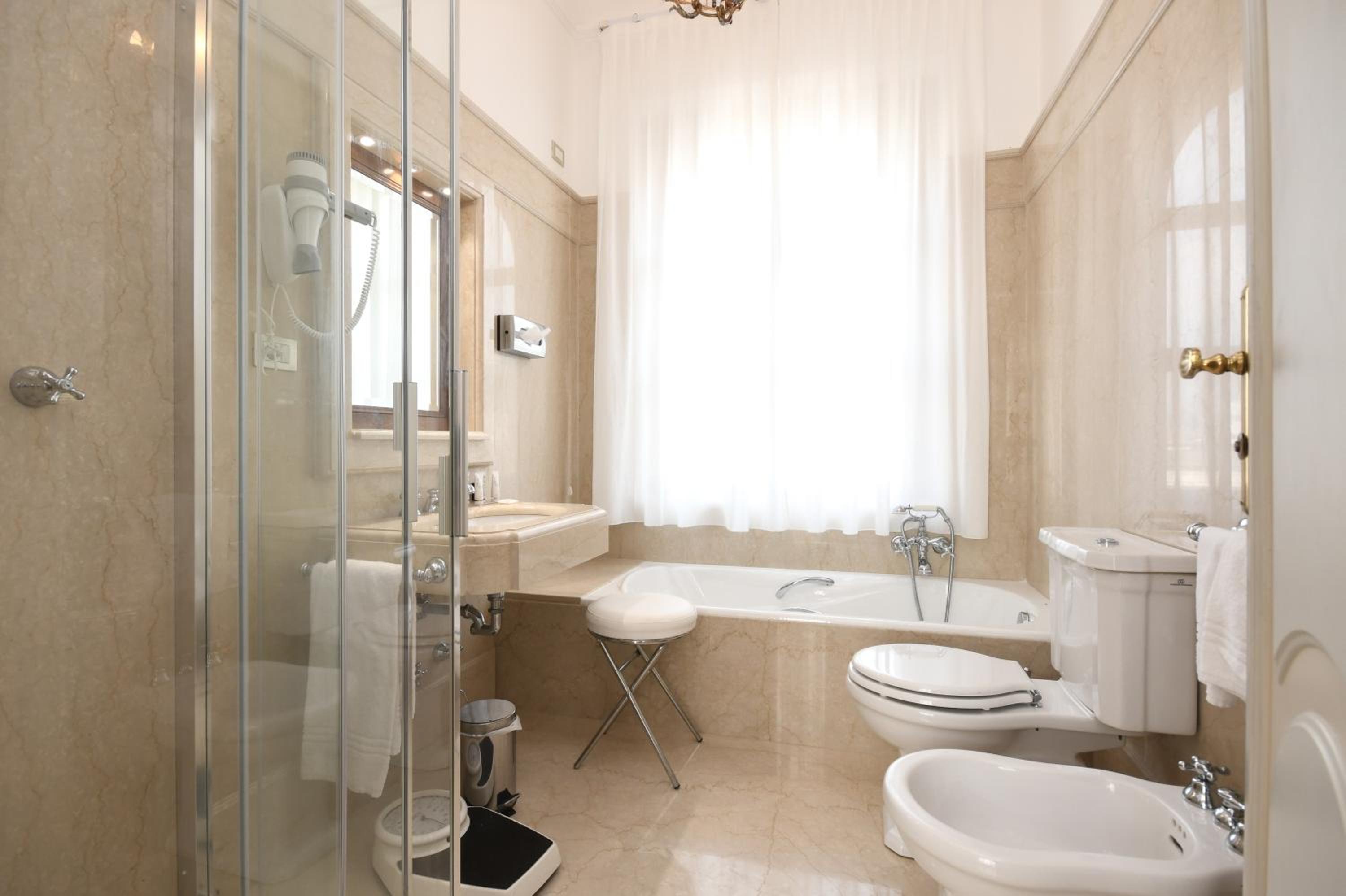 Suite with City View - Photo 4