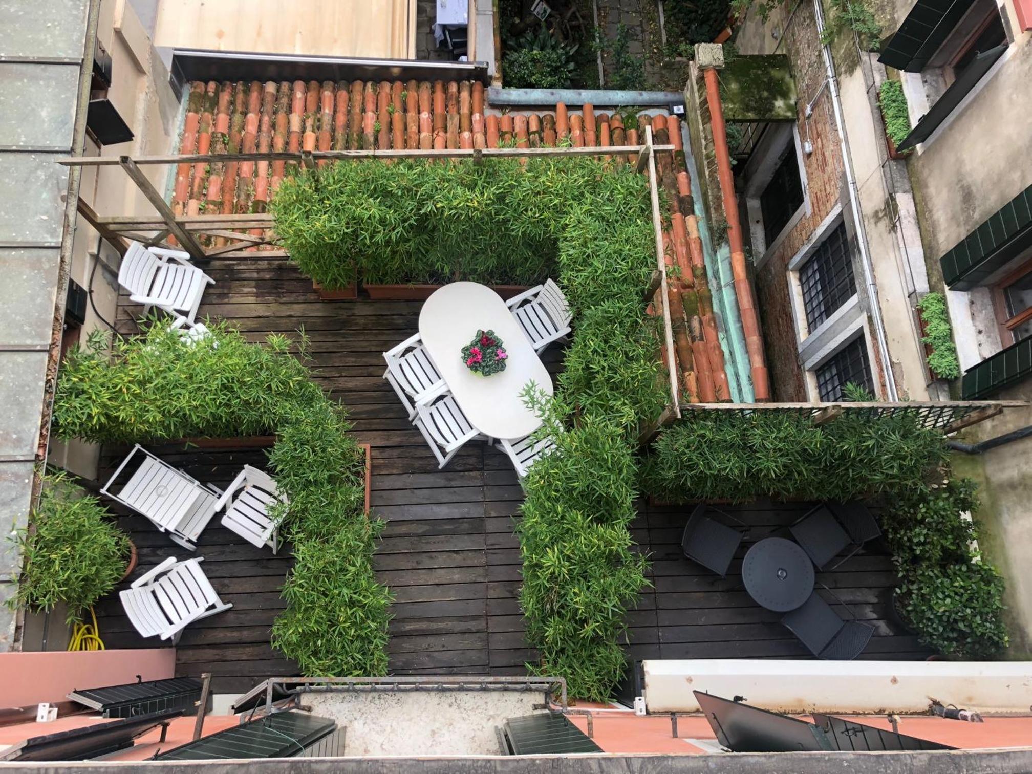 Deluxe Double Room with Balcony photo 3