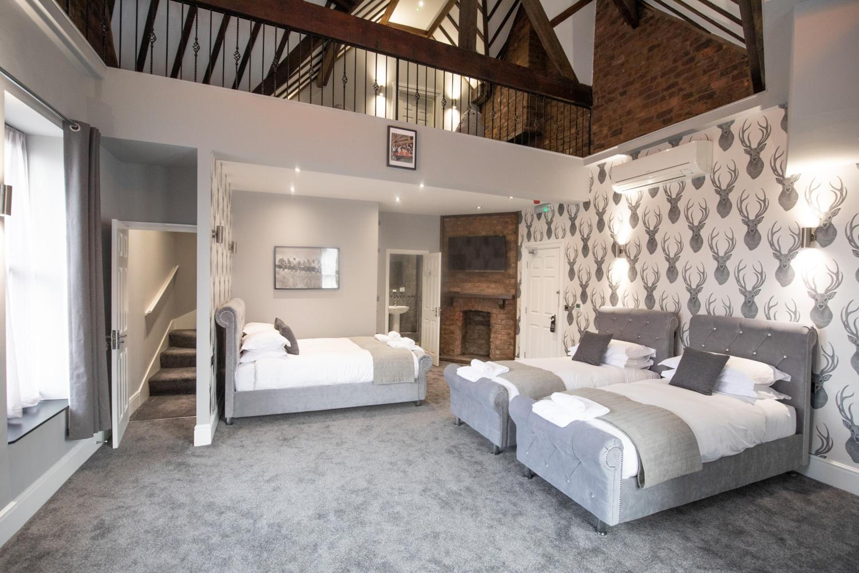 Deluxe Family Suite - Photo 2