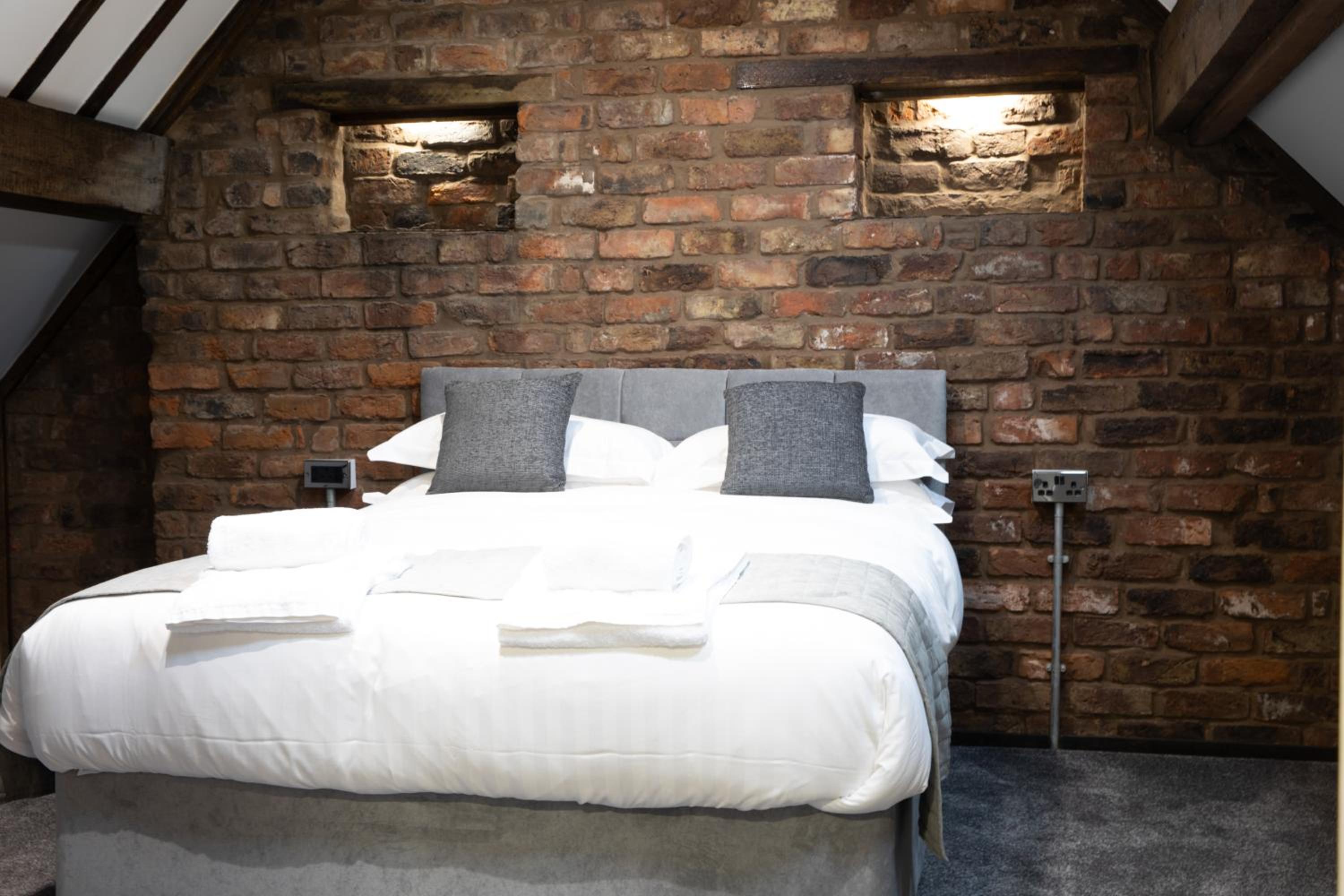 Deluxe Family Suite - Photo 12