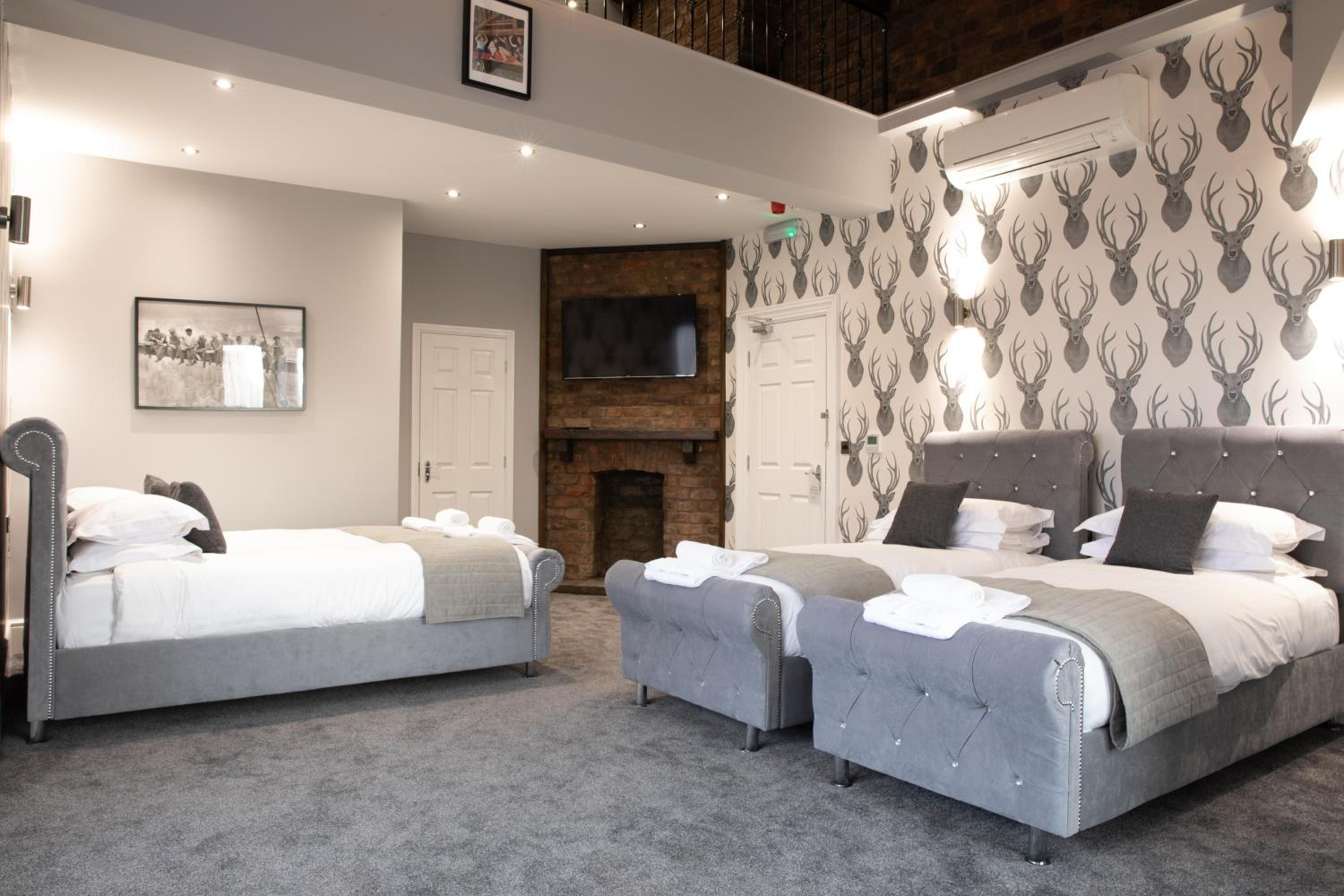 Deluxe Family Suite - Photo 3