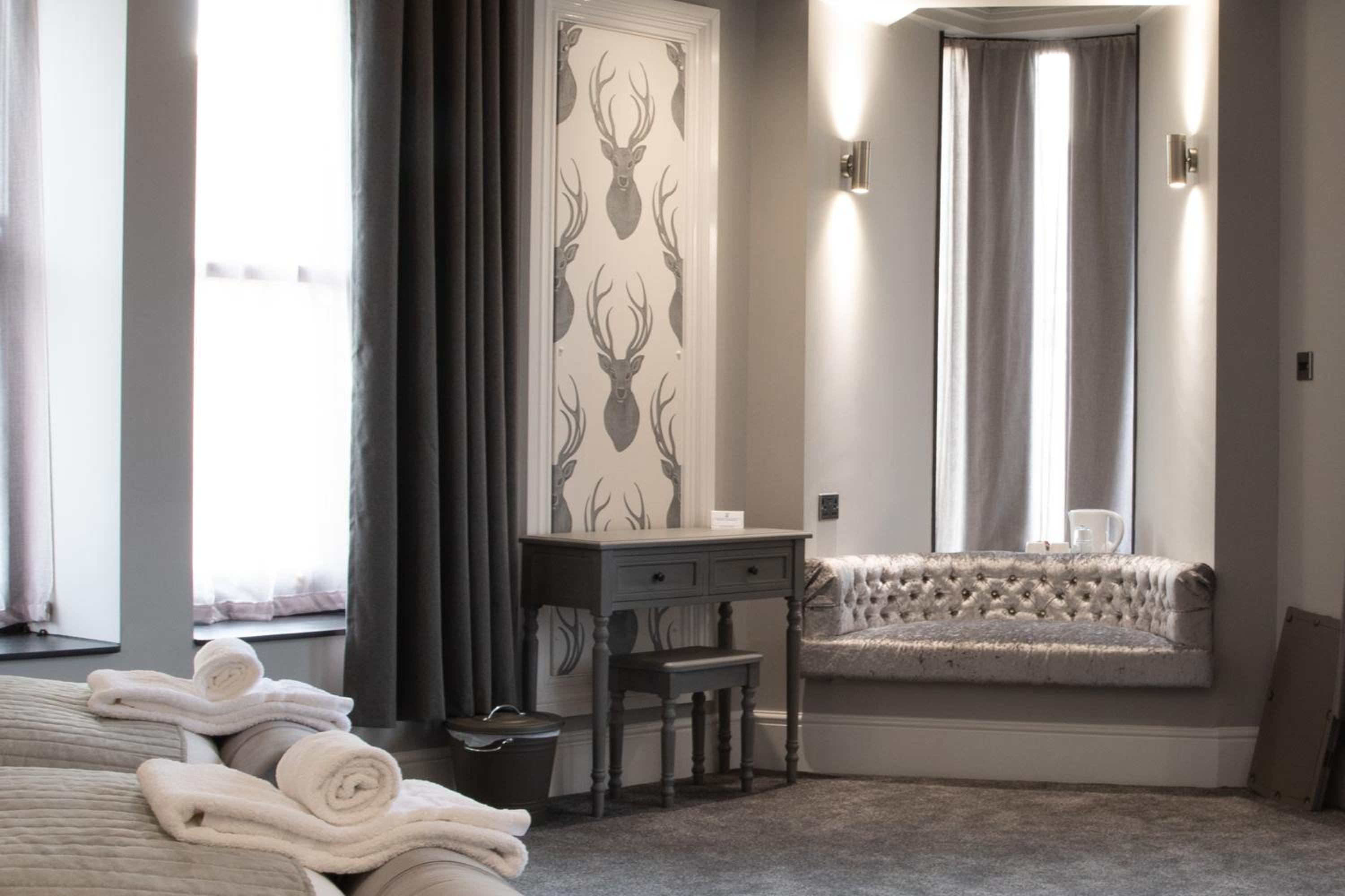 Deluxe Family Suite - Photo 4