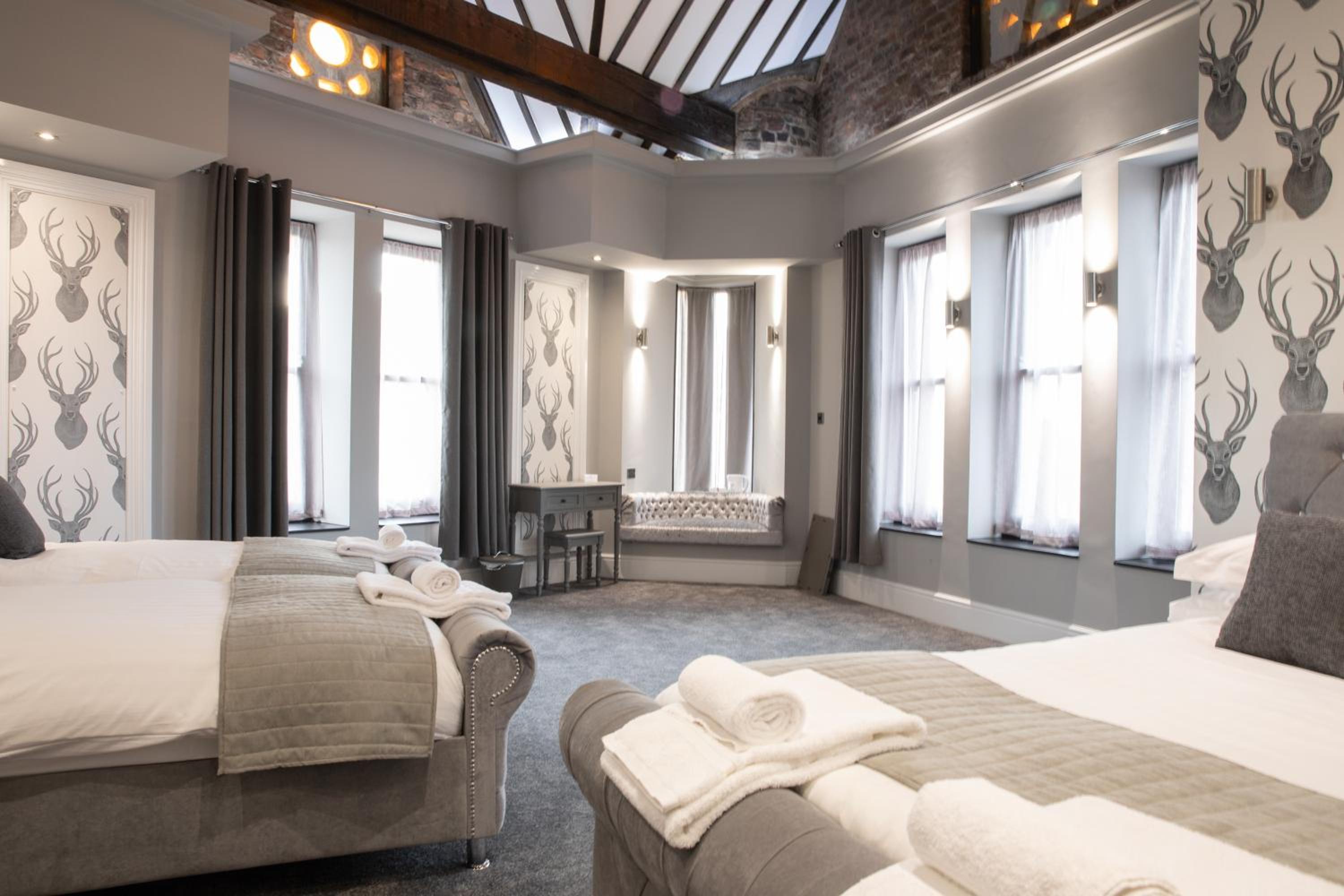 Deluxe Family Suite - Photo 1
