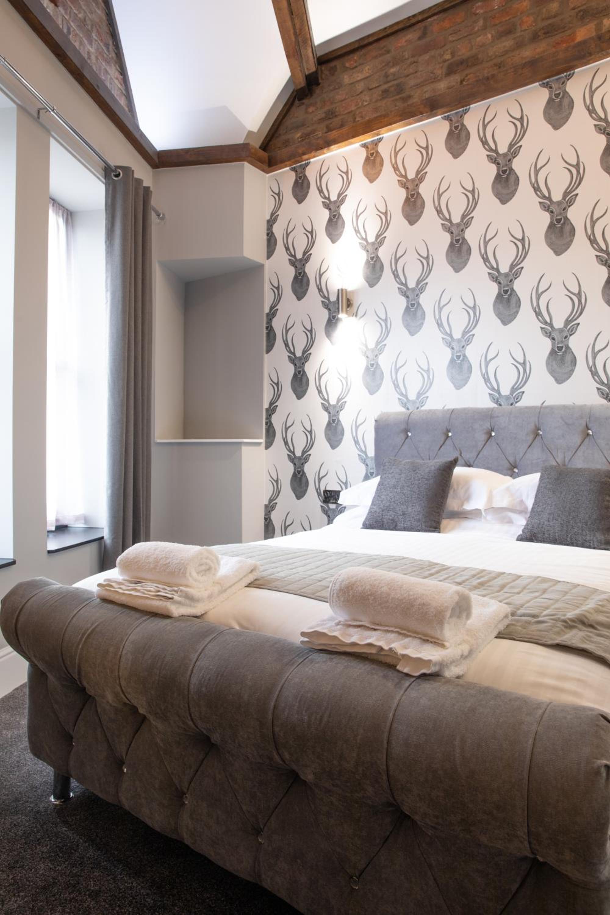 Deluxe King Room - Photo 1