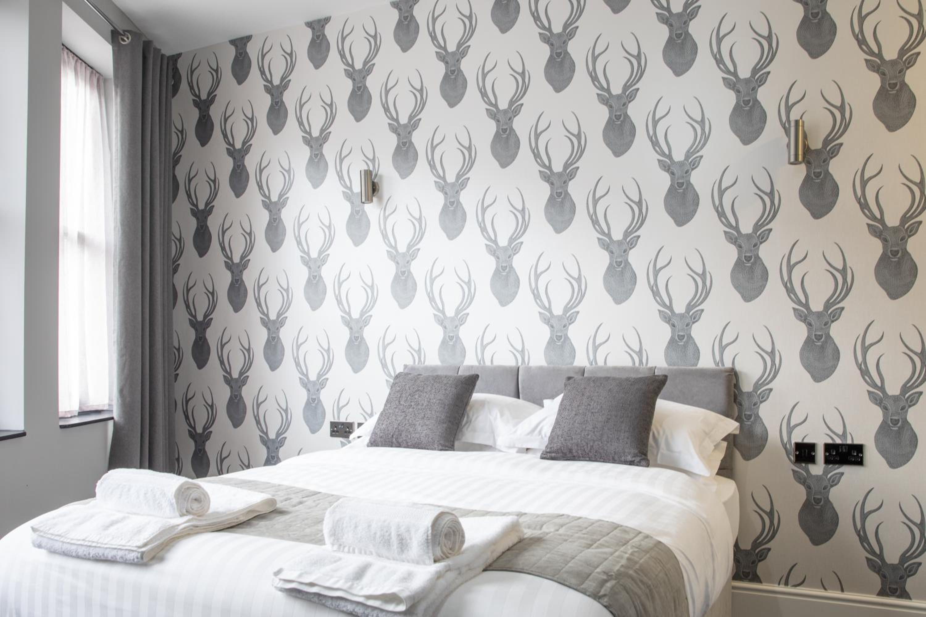 Deluxe King Room - Photo 3