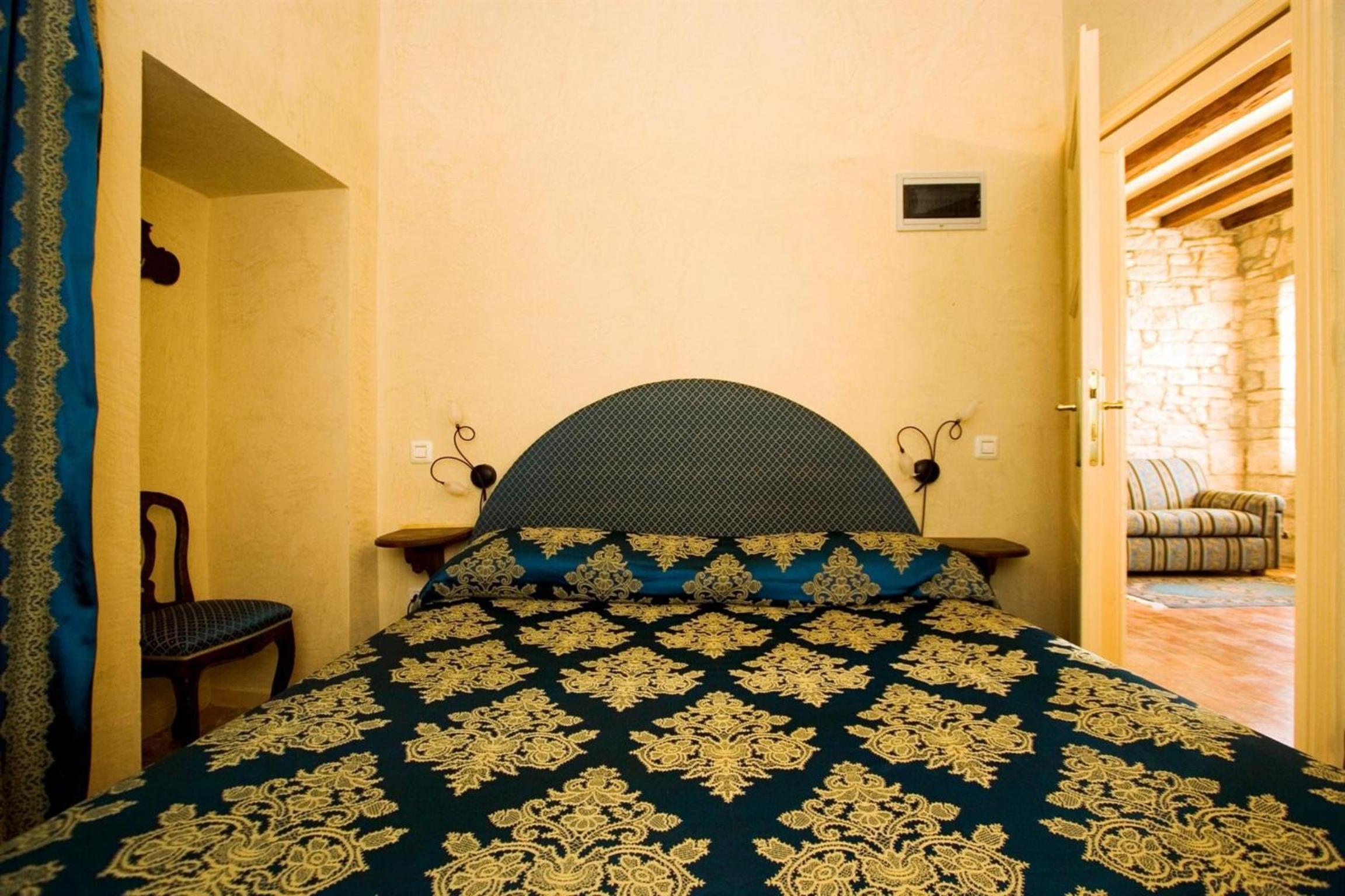 One-Bedroom Apartment with Sea View and Terrace - Photo 1