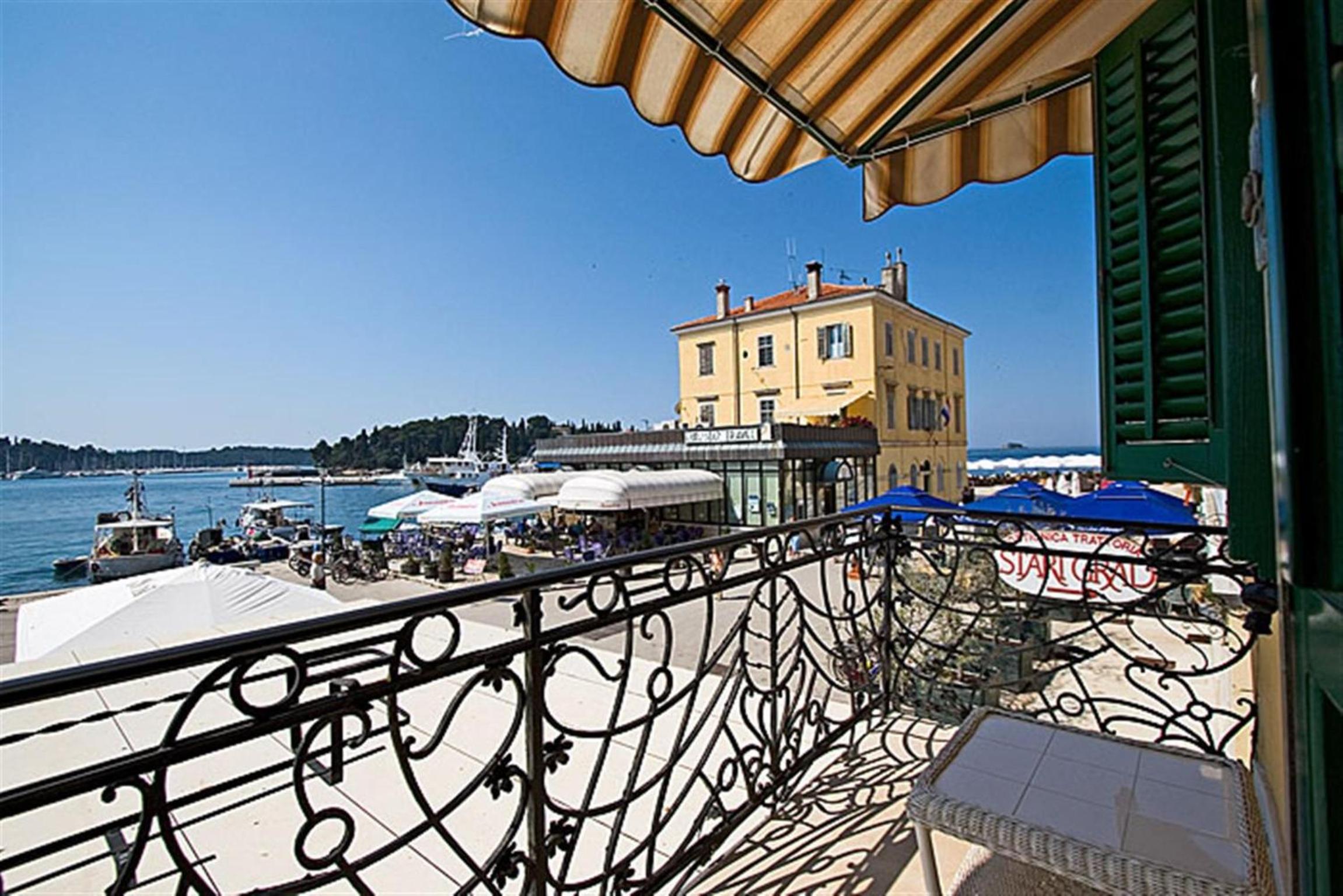 One-Bedroom Apartment with Sea View and Terrace - Photo 2