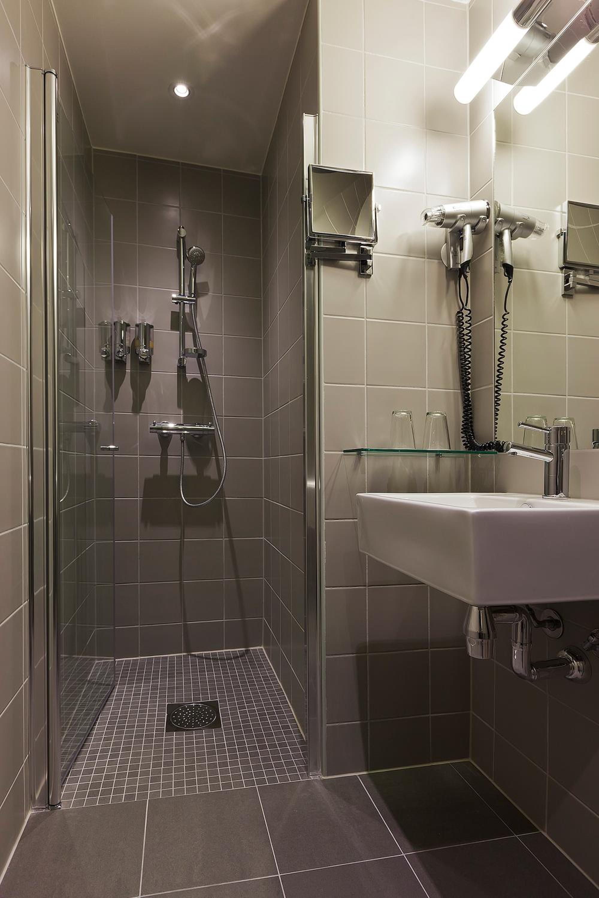 Standard King Room - Photo 7