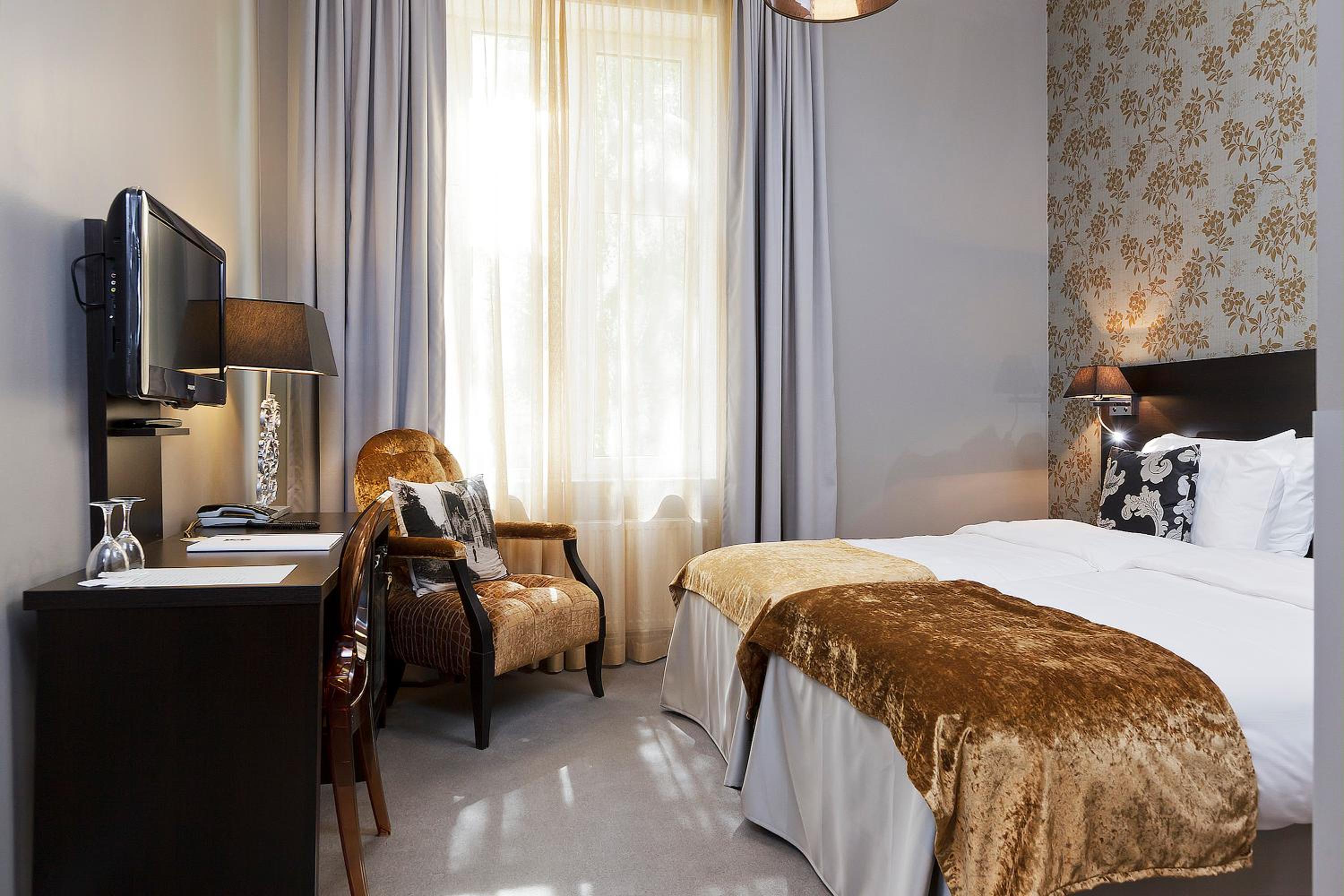 Standard King Room - Photo 12