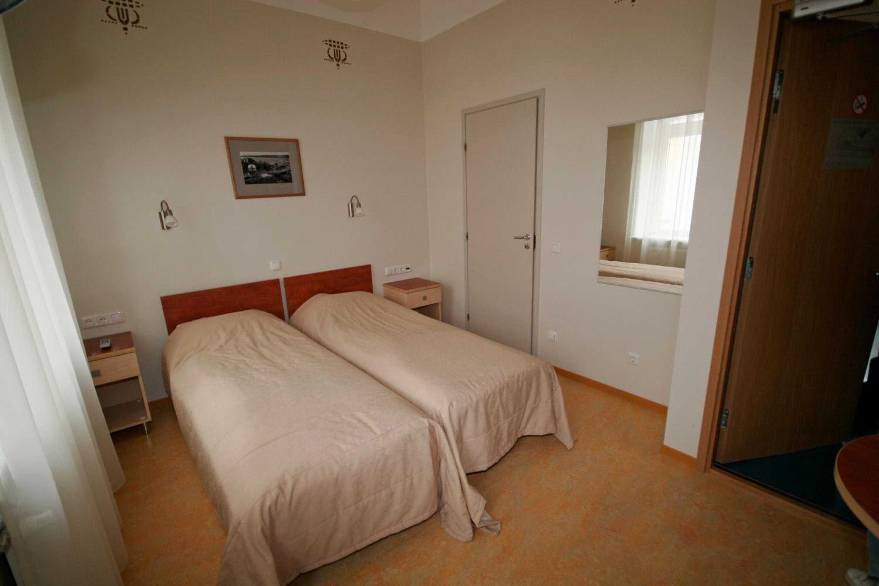 Twin Room with Kitchenette - Photo 9