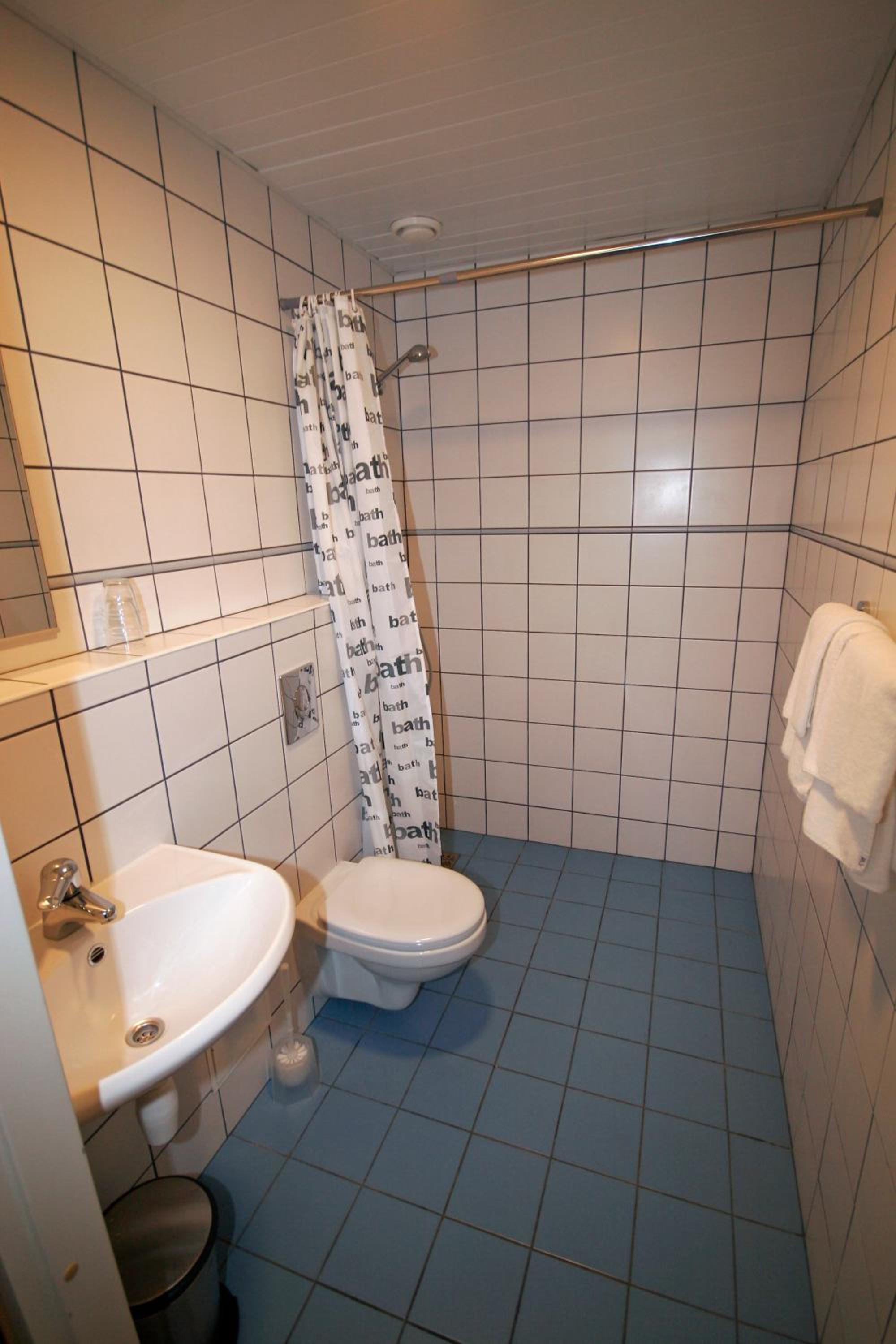 Twin Room with Kitchenette - Photo 13