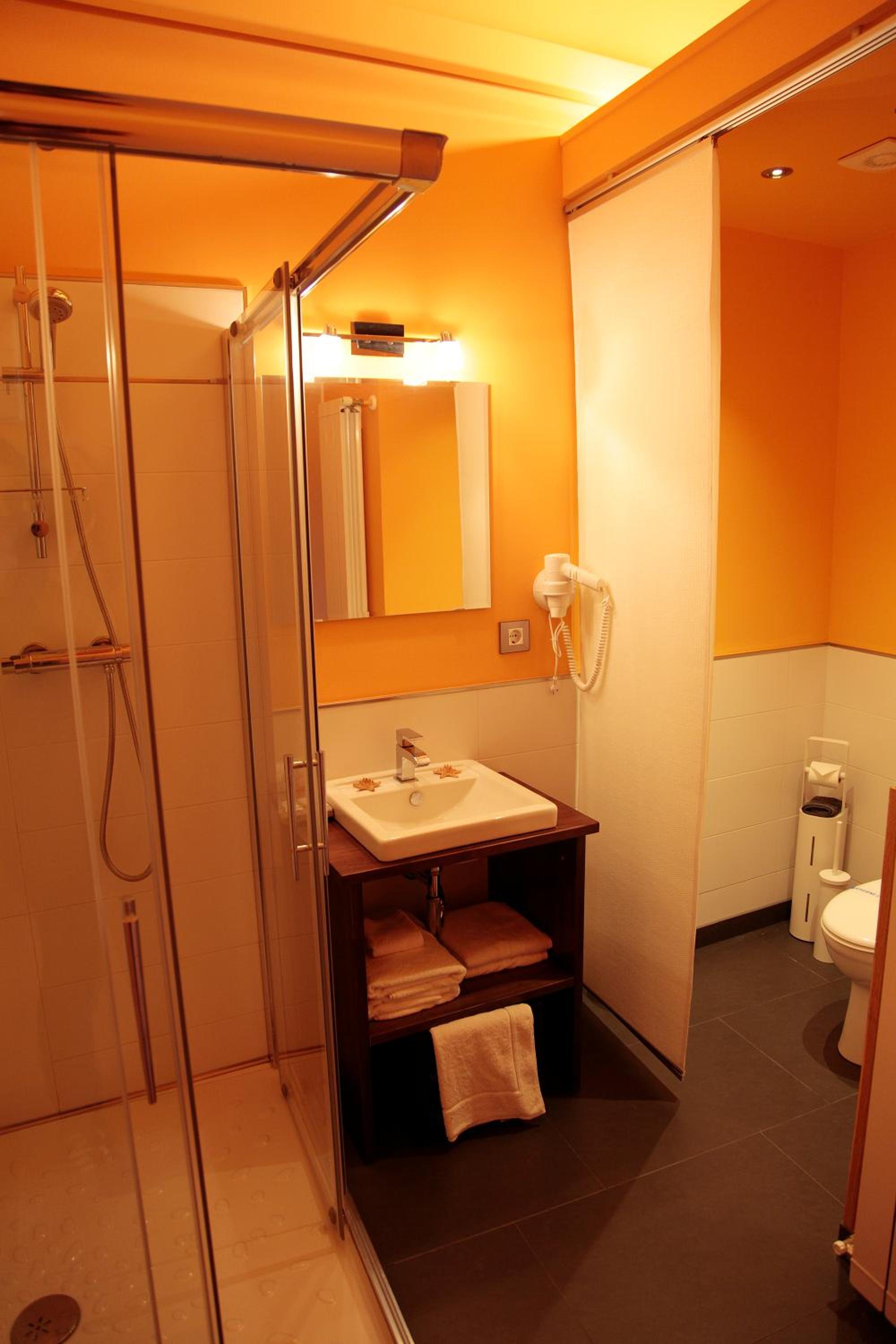Double or Twin Room - Photo 5