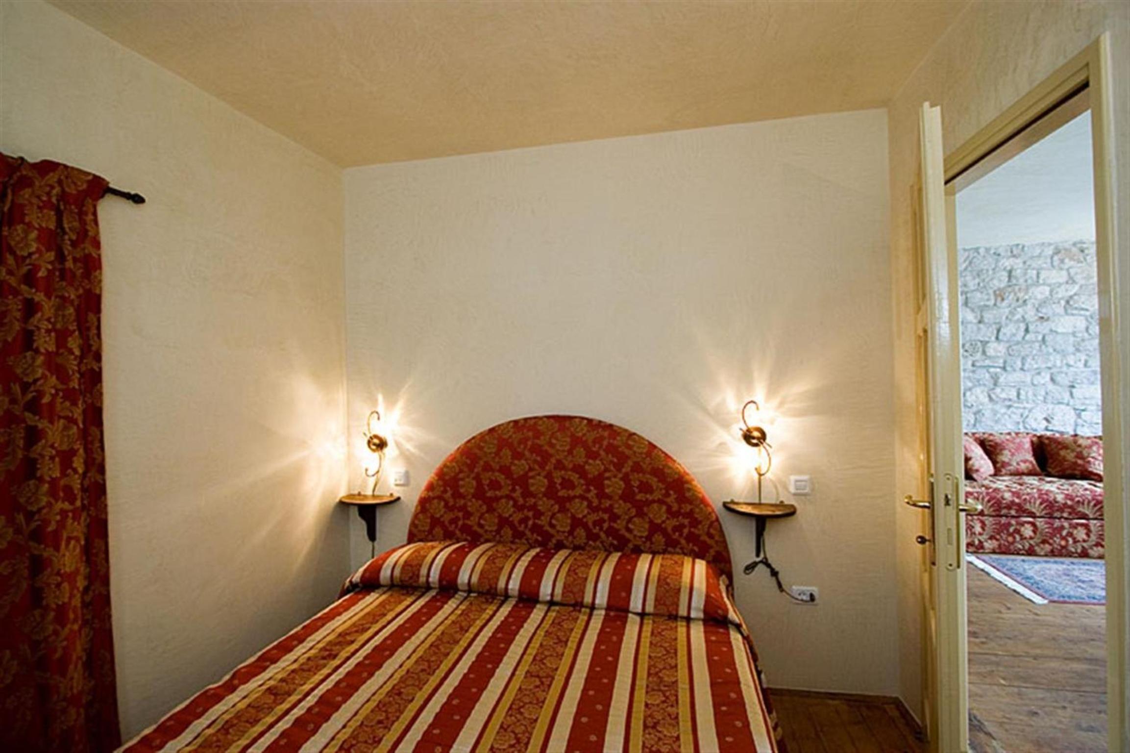 One-Bedroom Apartment with Sea View - Photo 2