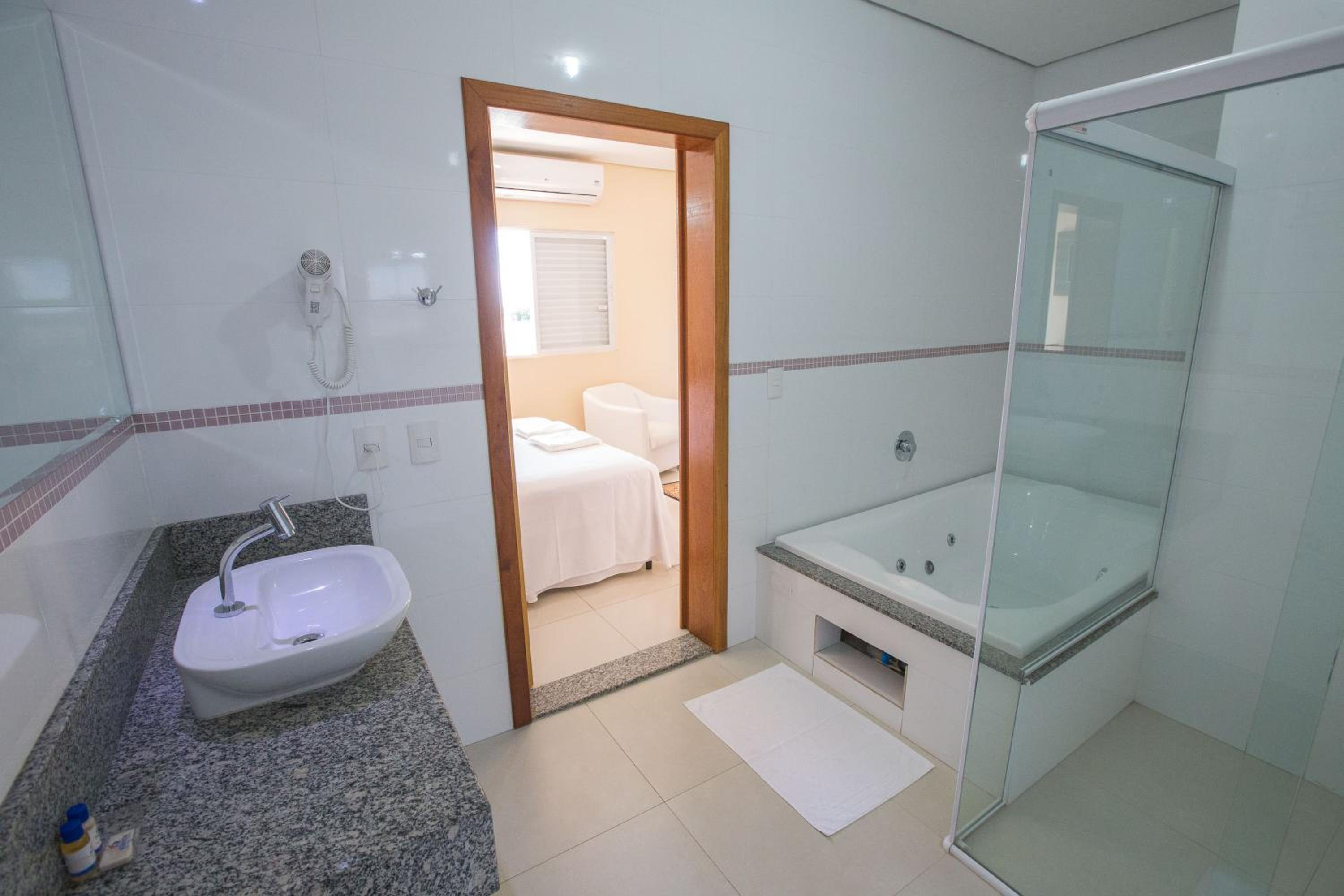 Deluxe Suite with Spa Bath photo 3