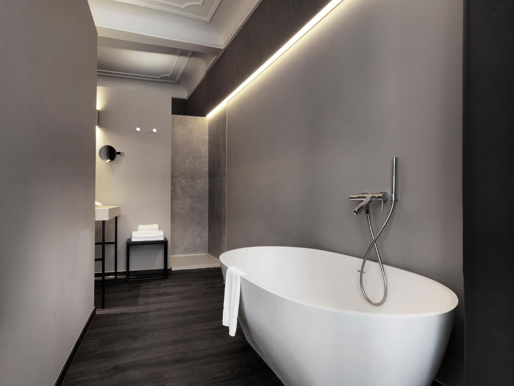 Executive Suite - Photo 2