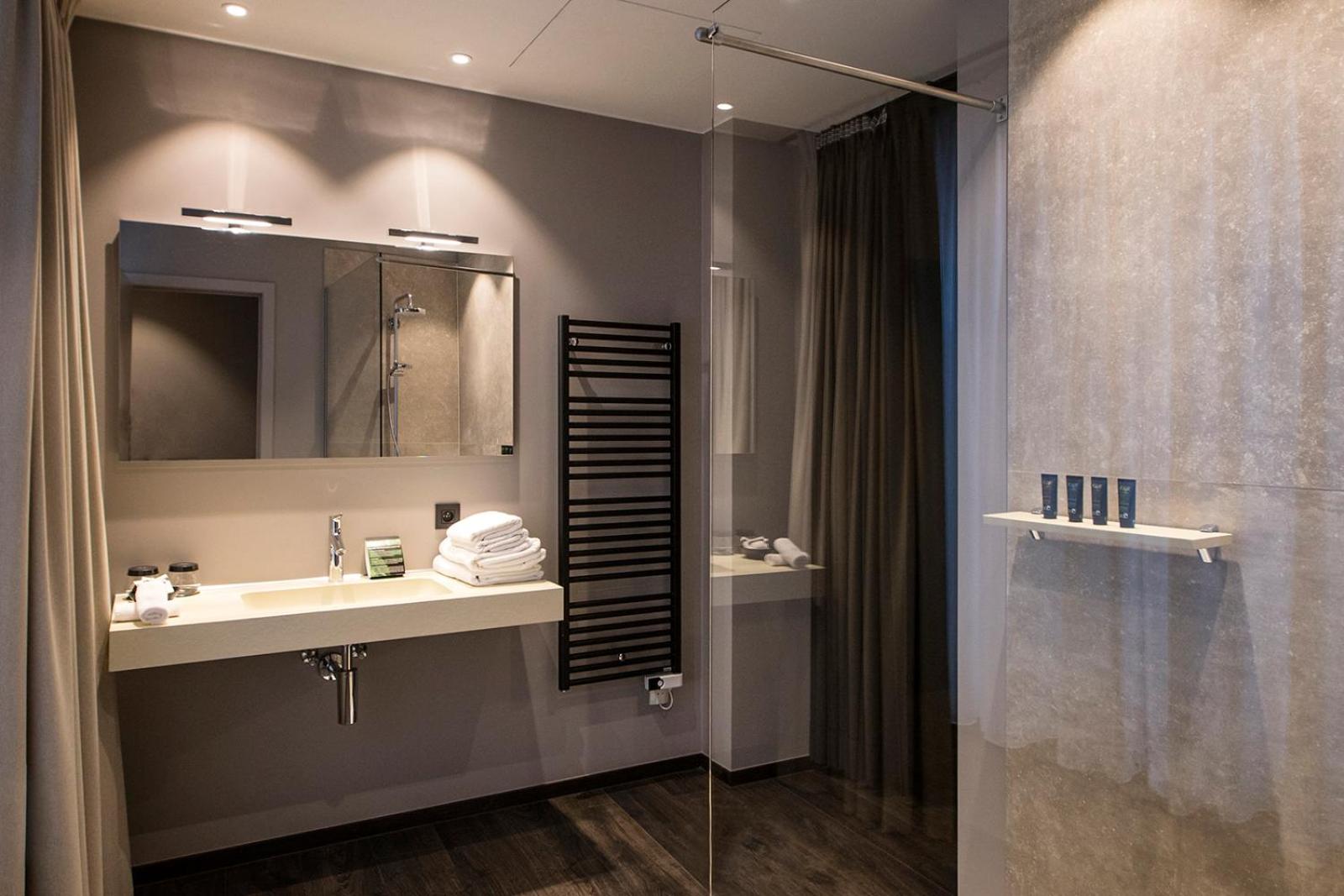 Luxury Twin with Shower - Photo 5
