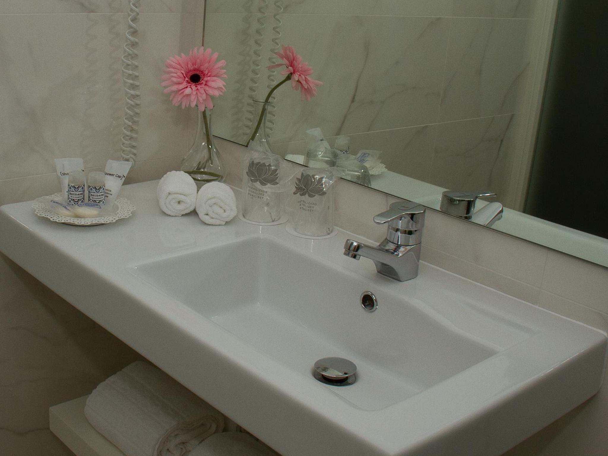 Superior Double Room thumbnail 6