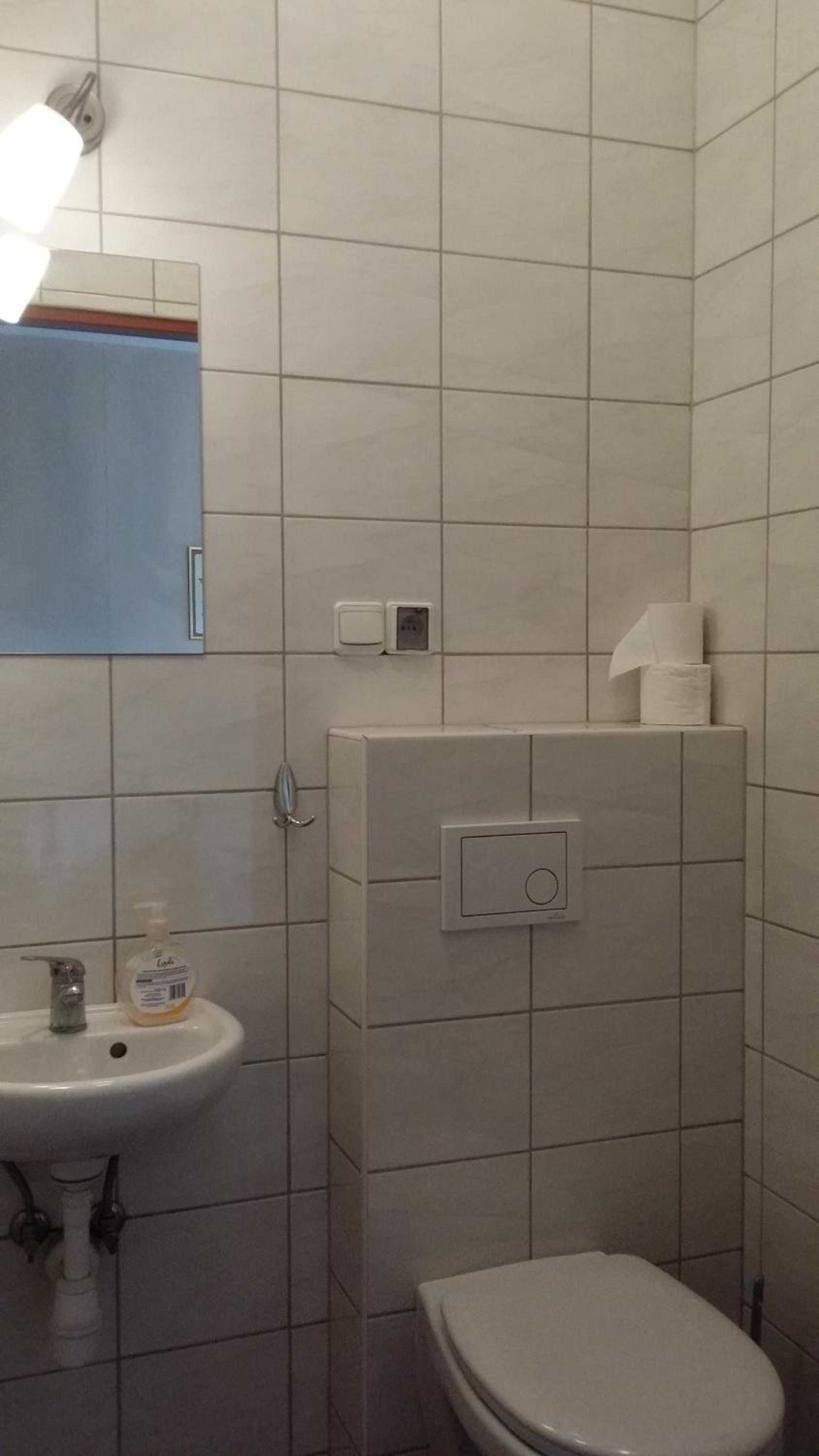 Twin Room with Private Bathroom - Photo 4