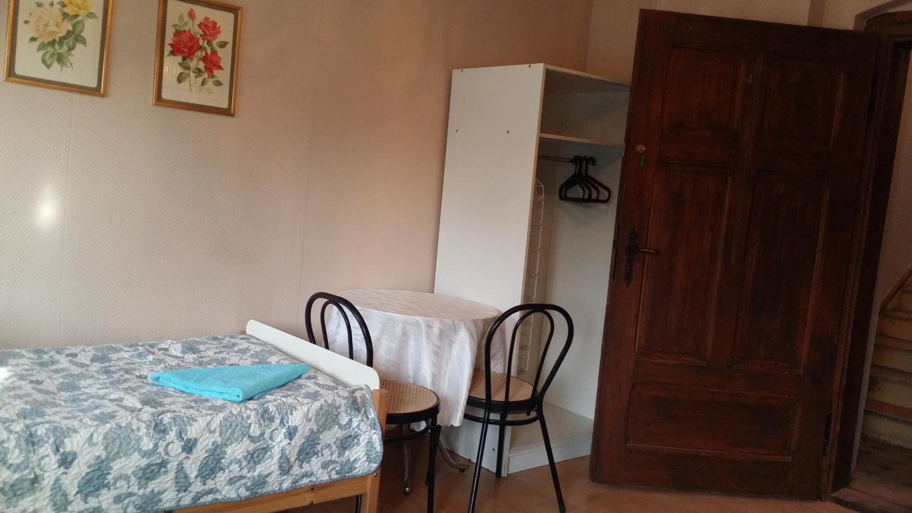 Twin Room with Private Bathroom - Photo 3