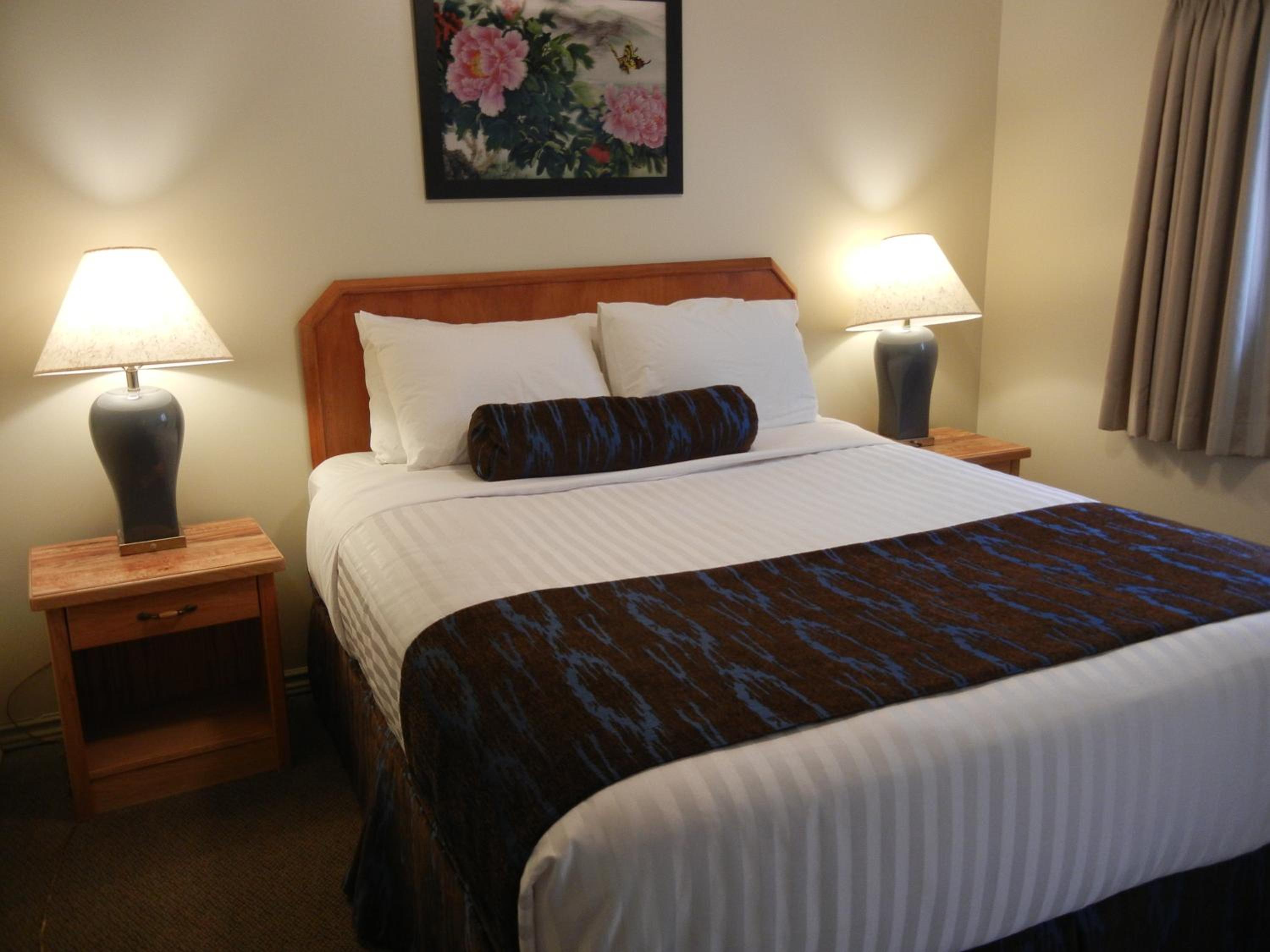 Queen Suite - Non Pet Friendly - Photo 6